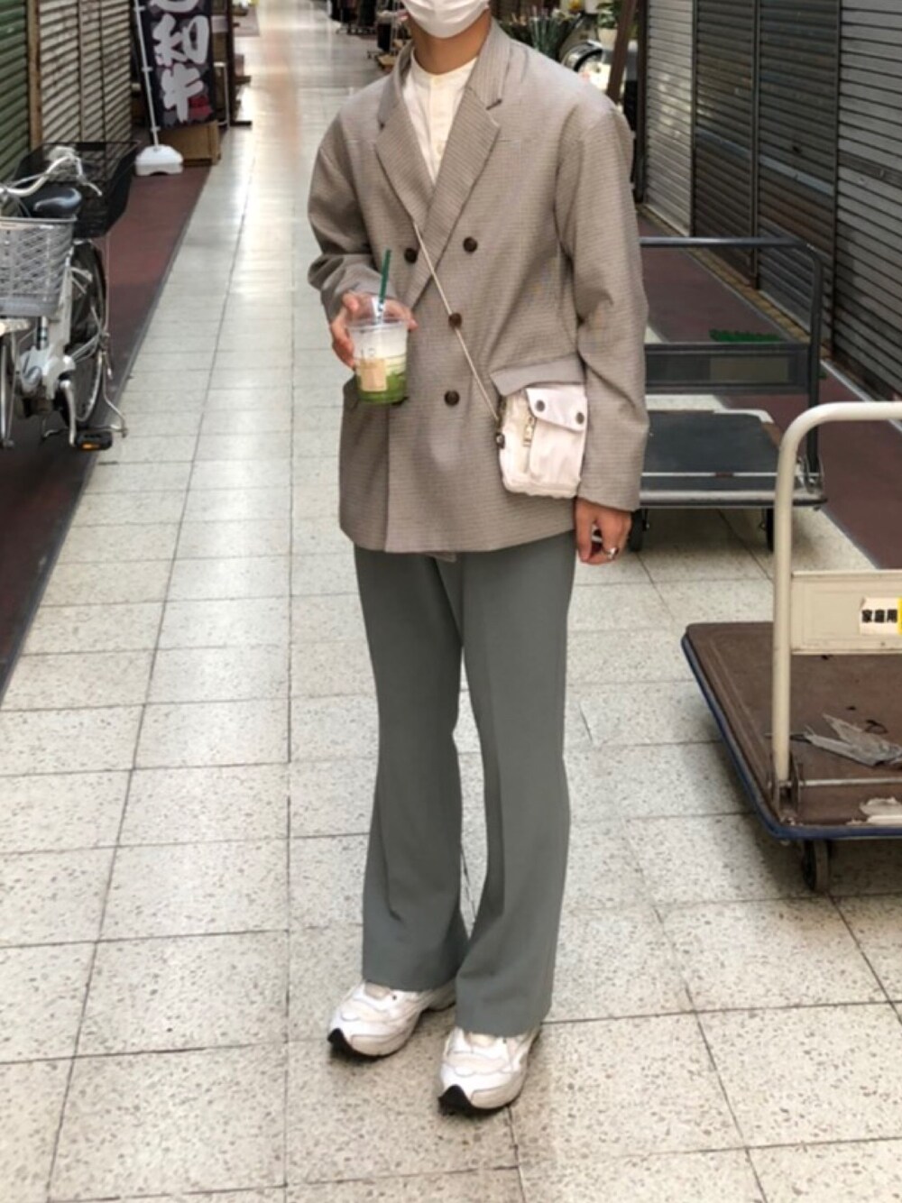 「秋服、シンプルコーデ、カジュアルコーデ、スニーカーコーデ、オーバーサイズ、低身長、おしゃれさんと繋がりたい」｜「RAF SIMONSのアイテム（スニーカー、ホワイト系）」を使った、S H O K Iさん（メンズ・170cm）の秋コーディネートの1枚目の写真