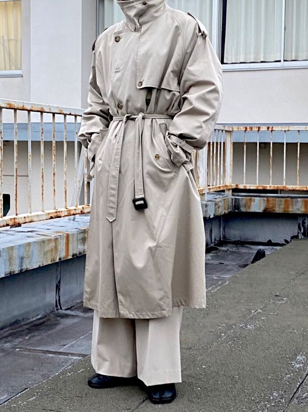 「おしゃれさんと繋がりたい、今日のコーデ、トレンチコート、ootd、いいね、save、フォローお願いします🤑、シンプル、年末WEAR感謝祭」｜「steinのアイテム（トレンチコート、ベージュ系）」を使った、S H O K Iさん（メンズ・170cm）の冬コーディネートの1枚目の写真