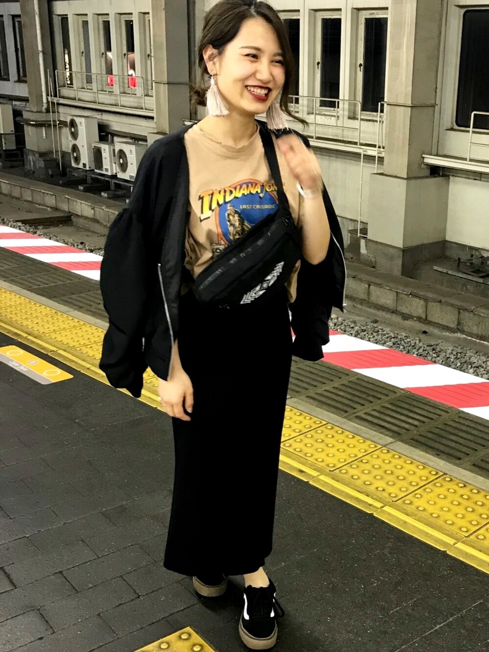 「カジュアルコーデ、大人カジュアル、ストリートカジュアル、ニットスカート、古着MIX、VANS、VANS×スカート、Tシャツ、158cm、ショートヘア」｜「古着のアイテム（Tシャツ/カットソー、ベージュ系）」を使った、CHIHONさん（レディース・158cm）の春コーディネートの1枚目の写真