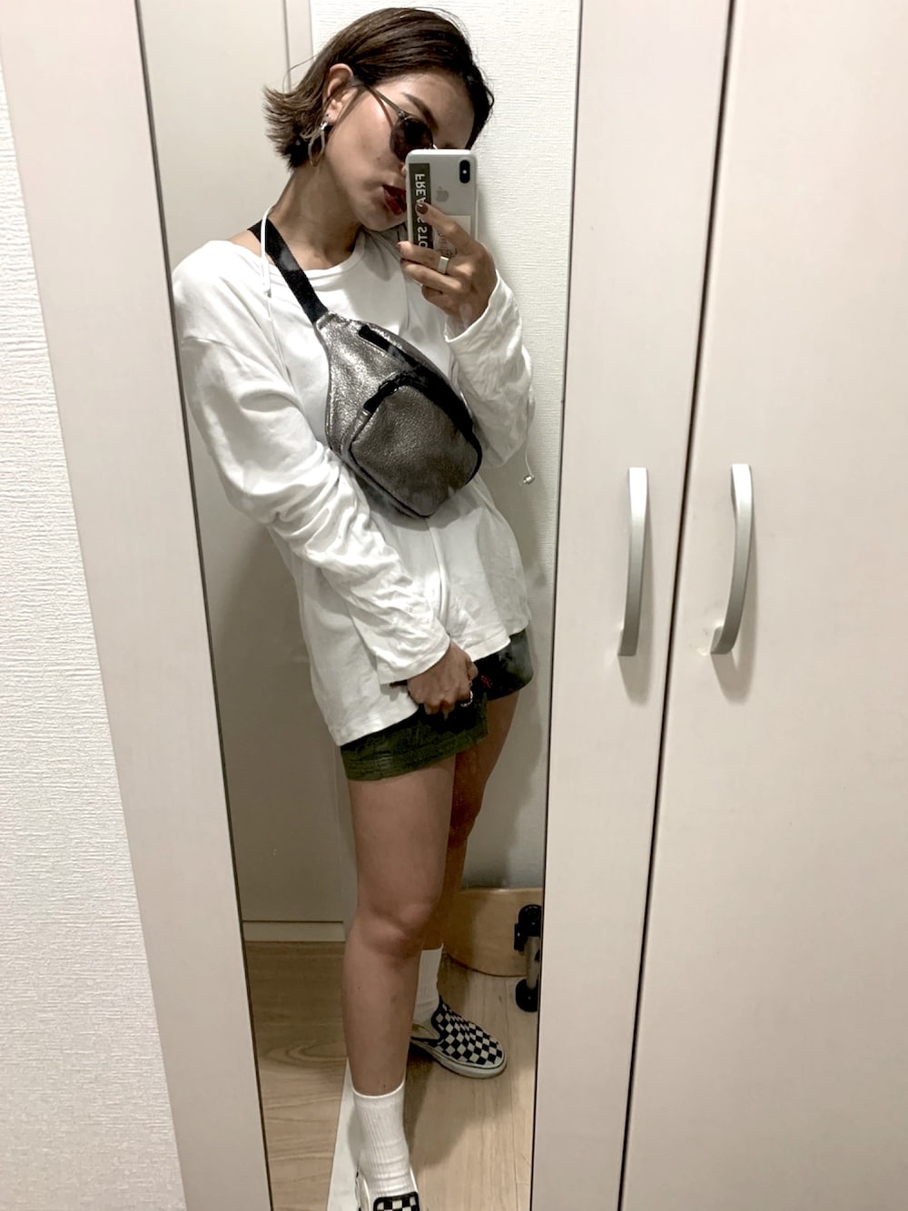 「グラミチ、ショートパンツ、ストリート、靴下×スニーカー、チェッカーズ、サングラス、ロンT×短パン、白Tシャツ、ロンT、スリッポン」｜「WHO'S WHO galleryのメタリックボディBAG（ボディバッグ/ウエストポーチ、シルバー系）」を使った、CHIHONさん（レディース・158cm）の夏コーディネートの1枚目の写真