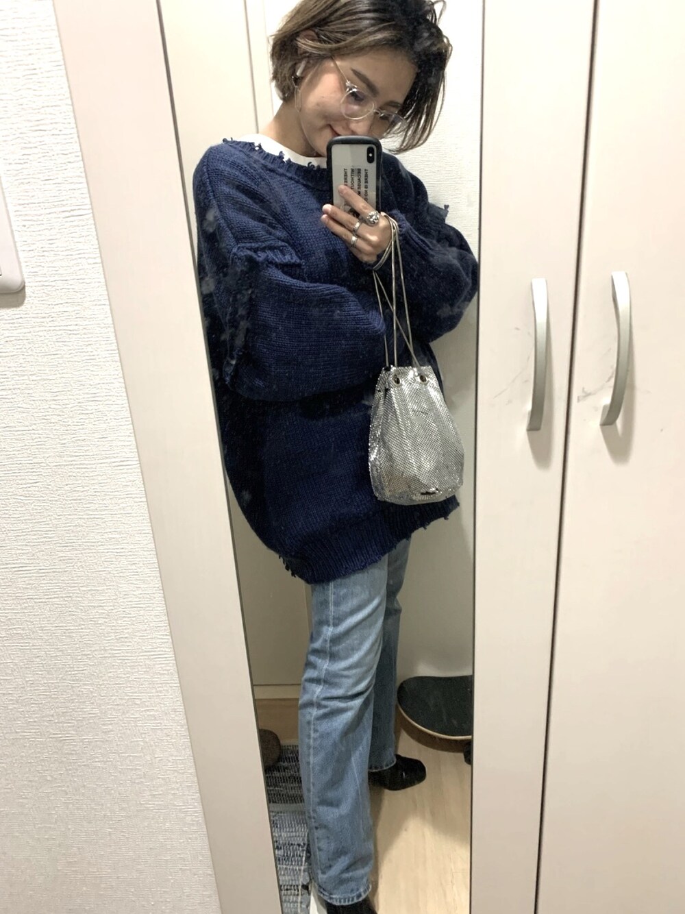 デニムパンツを使った「大きめニット」の人気ファッション 