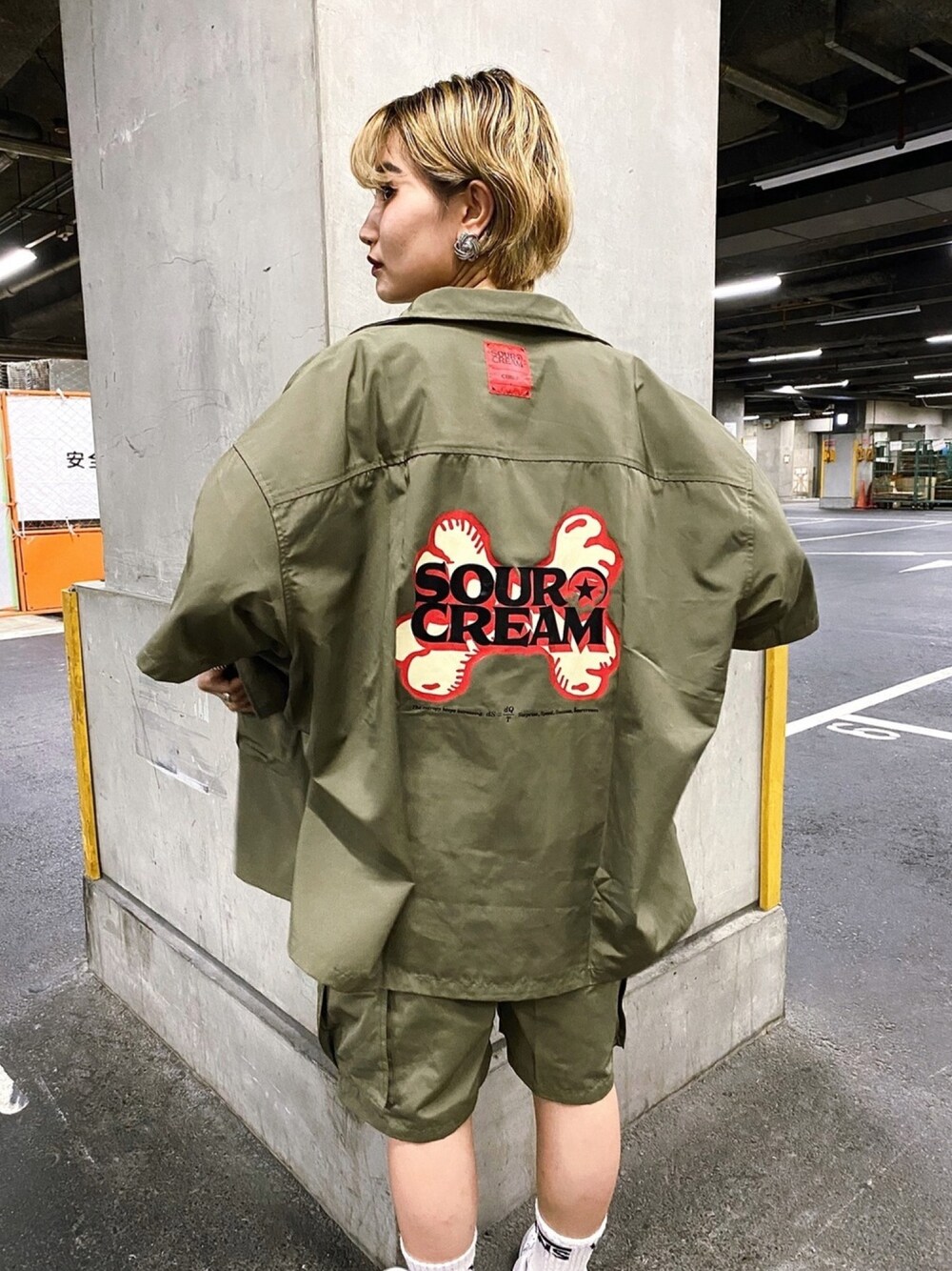 「サワークリーム、Sourcream、wwg、セットアップ、ハーフパンツ、ミリタリー、ミリタリージャケット、ミリタリーパンツ、メンズライク、ストリート」｜「Sourcreamの【Sourcream/サワークリーム】CROSSBONE / MIL POCKET SHIRTS（シャツ/ブラウス、グリーン系）」を使った、CHIHONさん（レディース・158cm）の夏コーディネートの1枚目の写真