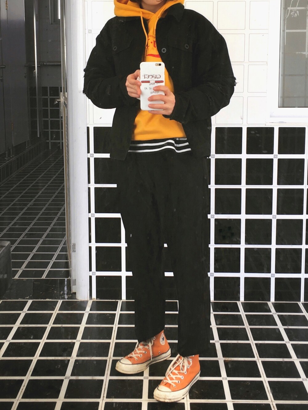 「toilet」｜「CONVERSEのアイテム（アクセサリー、オレンジ系）」を使った、单小姐不喜欢起名字さん（レディース・166cm）の春コーディネートの1枚目の写真