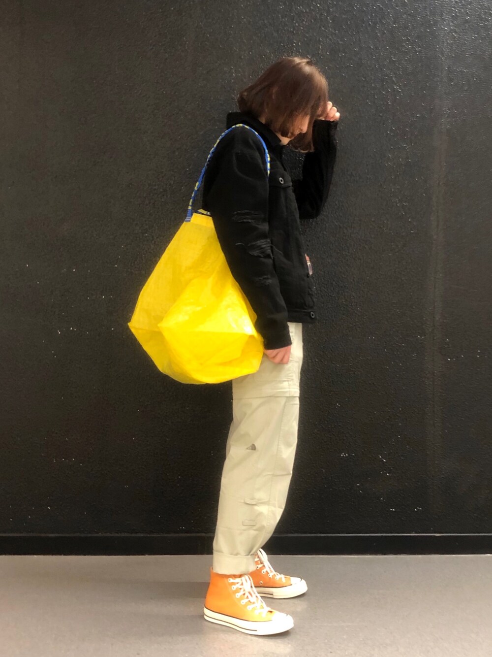 「IKEAのアイテム（シューズ、イエロー系）」を使った、单小姐不喜欢起名字さん（レディース・166cm）の春コーディネートの1枚目の写真