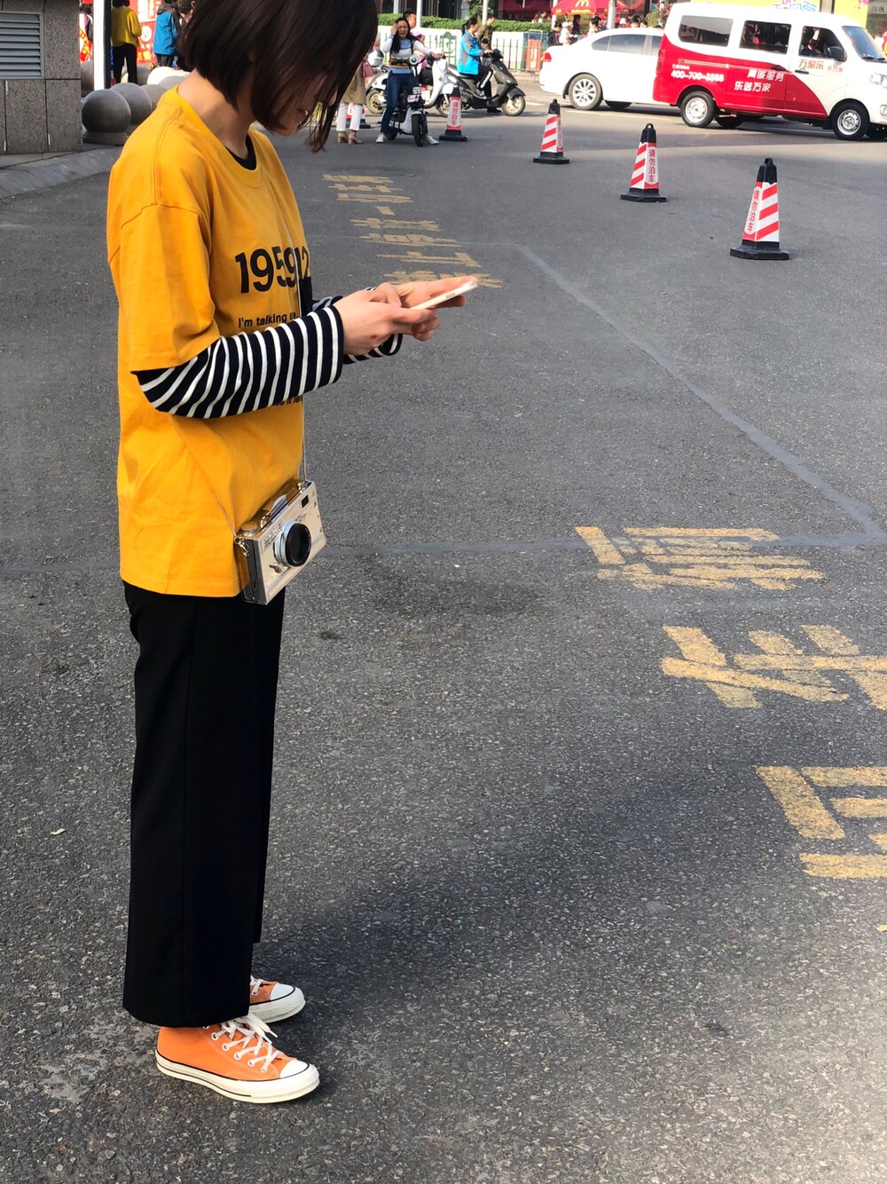 「taobaoのアイテム（Tシャツ/カットソー、オレンジ系）」を使った、单小姐不喜欢起名字さん（レディース・166cm）の春コーディネートの1枚目の写真