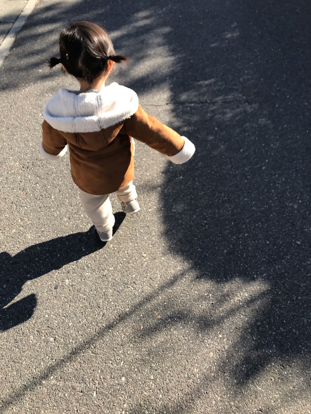 「ムートンコート、ニューバランス、1歳6ヶ月」｜「Birthdayのアイテム（ムートンコート、ブラウン系）」を使った、emi6さん（レディース・80cm）の冬コーディネートの1枚目の写真
