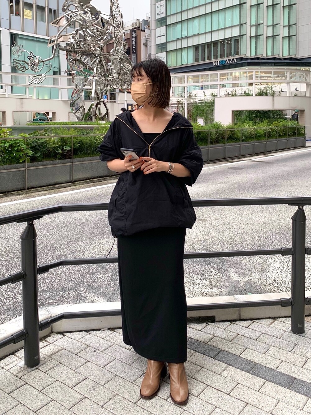 「休日スタイル、オトナカジュアル、シンプルコーデ、大人コーデ、お出かけコーデ、秋トレンド2021、ブラックコーデ、アノラックパーカー、大人ブラック、アノラック」｜「Omekashiのアノラックパーカー（マウンテンパーカー、ブラック系）」を使った、hazukinoさん（レディース・155cm）の秋コーディネートの1枚目の写真