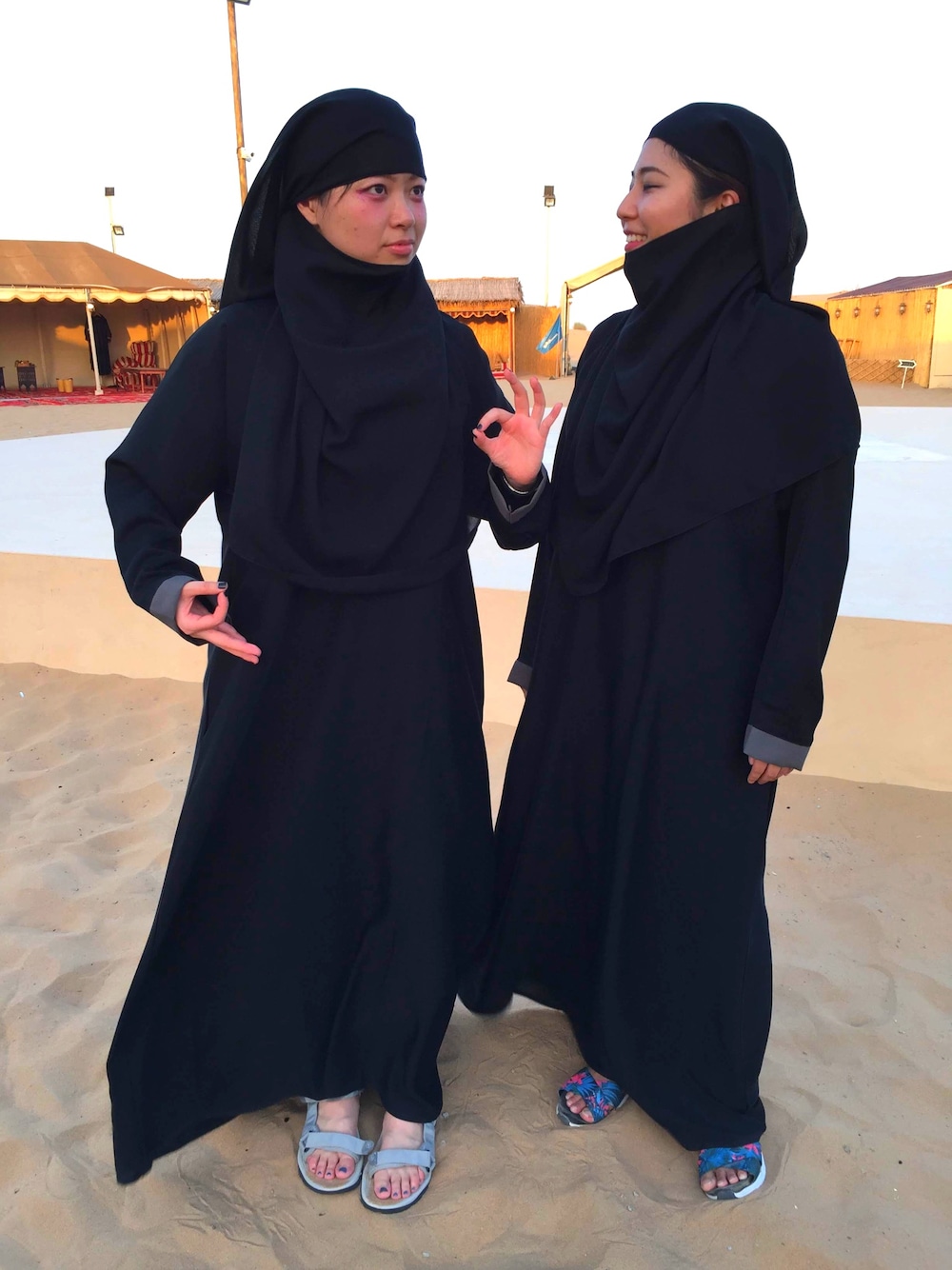 「民族衣装、砂漠、この後ケータイ失くす、足元油断」｜「dubaiのアイテム（サロペット/オーバーオール、ブラック系）」を使った、ゆびさん（レディース・157cm）の夏コーディネートの1枚目の写真