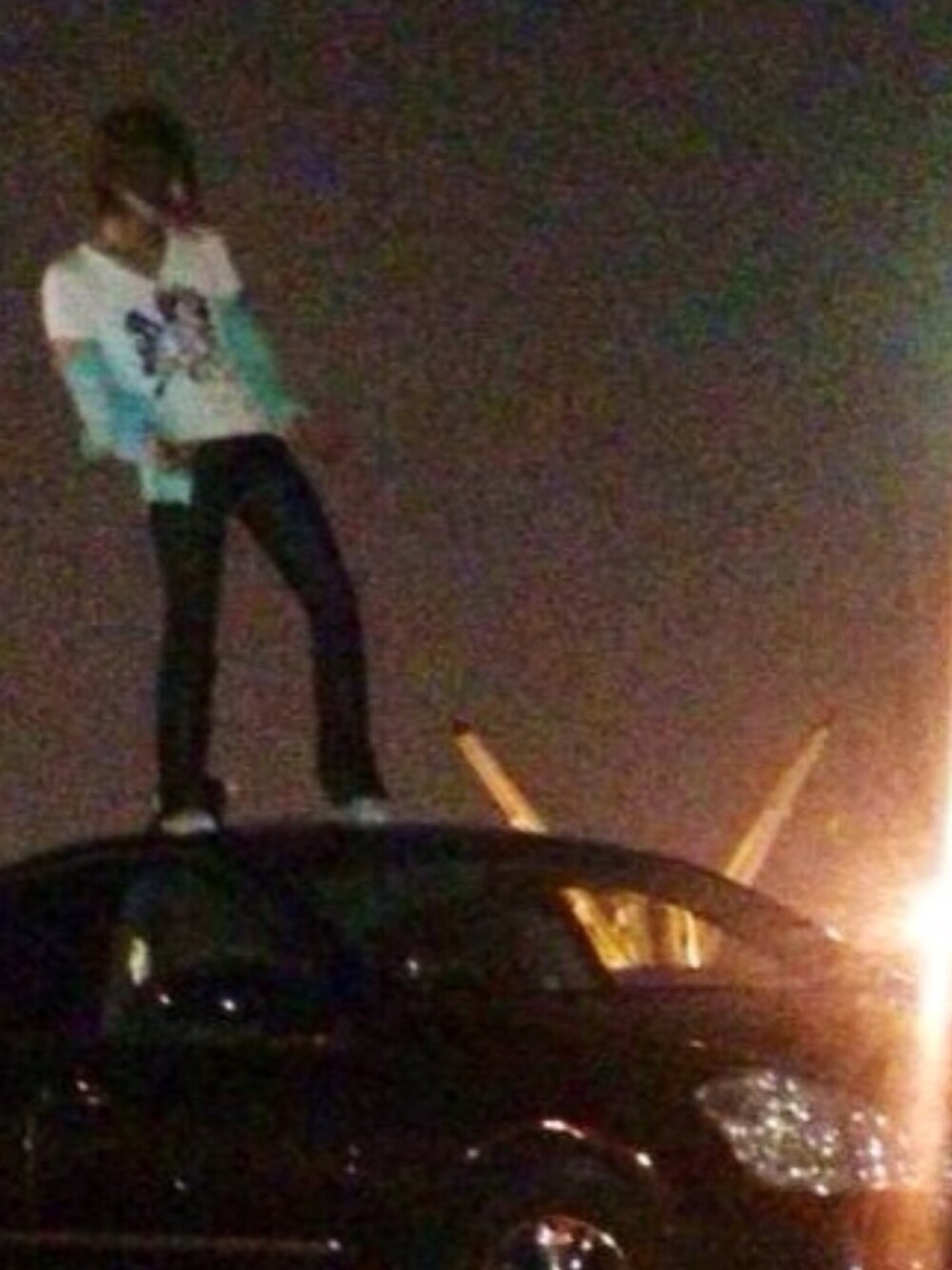 「車、車の上、かー、オンザカー、car、ontheCar」｜「FranCisT_MOR.K.S.のアイテム（シャツ/ブラウス、グリーン系）」を使った、オロnineさん（メンズ・171cm）の春コーディネートの1枚目の写真