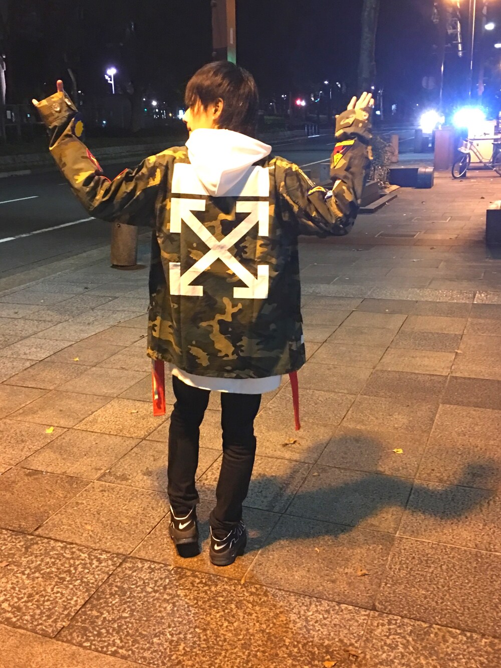 「OFF-WHITE、モアテン、迷彩、ストリート」｜「off whiteのアイテム（その他アウター、その他）」を使った、オロnineさん（メンズ・170cm）の冬コーディネートの1枚目の写真