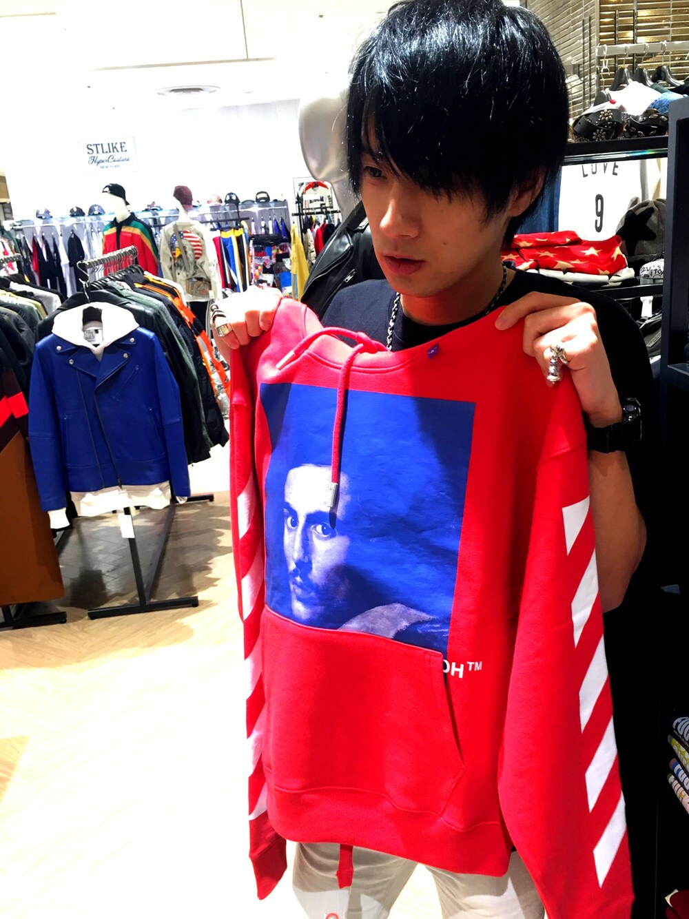 「OFF-WHITE、パーカー、フーディー、買ってない、試着、赤」｜「off whiteのアイテム（パーカー、レッド系）」を使った、オロnineさん（メンズ・171cm）の秋コーディネートの1枚目の写真