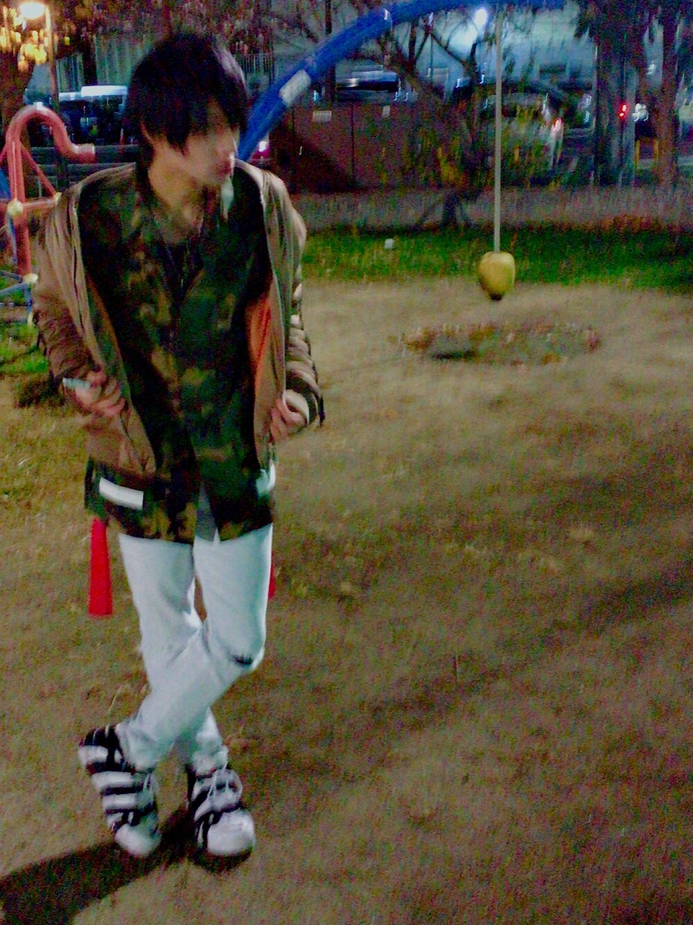 「冬、お洒落さんとつながりたい、シンプル、スニーカー、スキニーデニム、ビッグシルエット、off white、韓国ファッション」｜「LEGENDAのアイテム（ダウンジャケット/コート、グリーン系）」を使った、オロnineさん（メンズ・171cm）の冬コーディネートの1枚目の写真