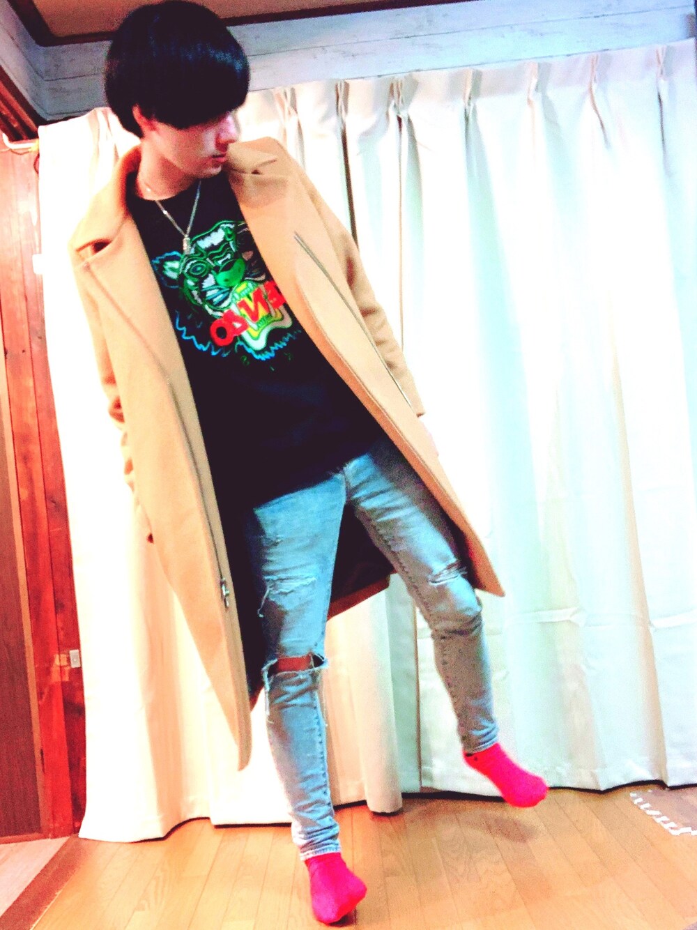 「今日のコーデ、大人コーデ、ベージュ、韓国ファッション、KENZO、キャメル、チェスターコート」｜「KENZOのFW19 Classic Tiger Sweatshirt M（スウェット、ブラック系）」を使った、オロnineさん（メンズ・172cm）の春コーディネートの1枚目の写真