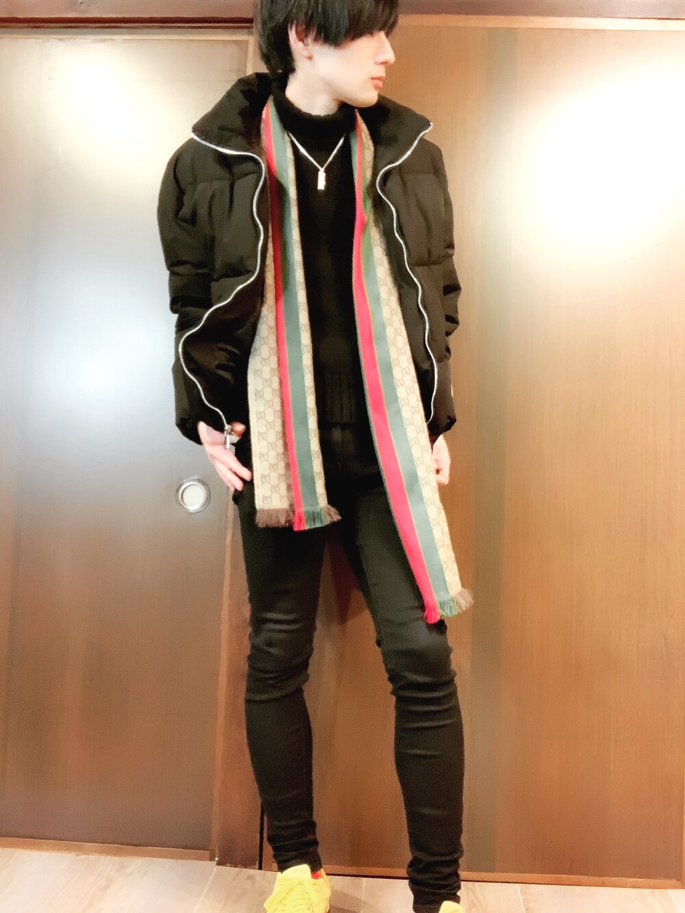 「韓国ファッション、韓国コーデ、GUCCI、GUCCI グッチ、OFF-WHITE」｜「GUCCIのアイテム（マフラー、ベージュ系）」を使った、オロnineさん（メンズ・172cm）の春コーディネートの1枚目の写真