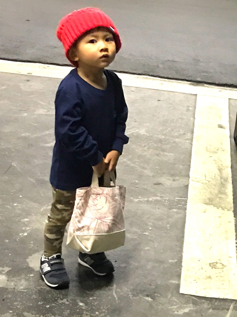「STUSSYのアイテム（Tシャツ/カットソー、ブルー系）」を使った、chan0412さん（キッズ・80cm）の春コーディネートの1枚目の写真