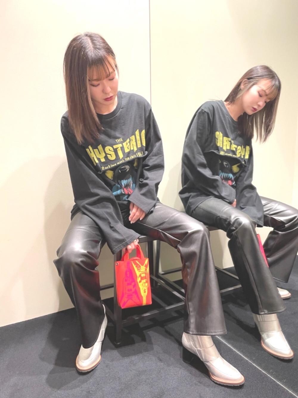 「フレアパンツ、ヒステリックグラマー、ストリートコーデ、アメカジコーデ、ロックコーデ、70'sコーデ、ロンt、hysteric glamour、90'sコーデ、ぶーつ」｜「HYSTERIC GLAMOURのLOAFERS ANKLE ブーツ（ブーツ、シルバー系）」を使った、SORAさん（レディース・158cm）の冬コーディネートの1枚目の写真