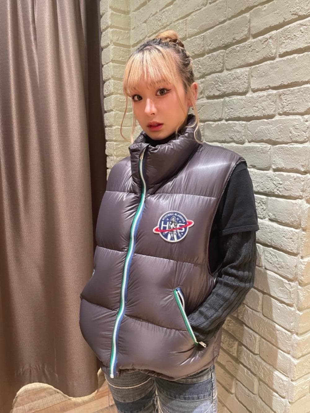 「ストリートコーデ、アメカジコーデ、70'sコーデ、でにむ、べすと、hysteric glamour、90'sコーデ、秋🍁コーデ」｜「HYSTERIC GLAMOURのスクラッチフレアデニムパンツ（デニムパンツ、ブルー系）」を使った、SORAさん（レディース・158cm）の秋コーディネートの1枚目の写真