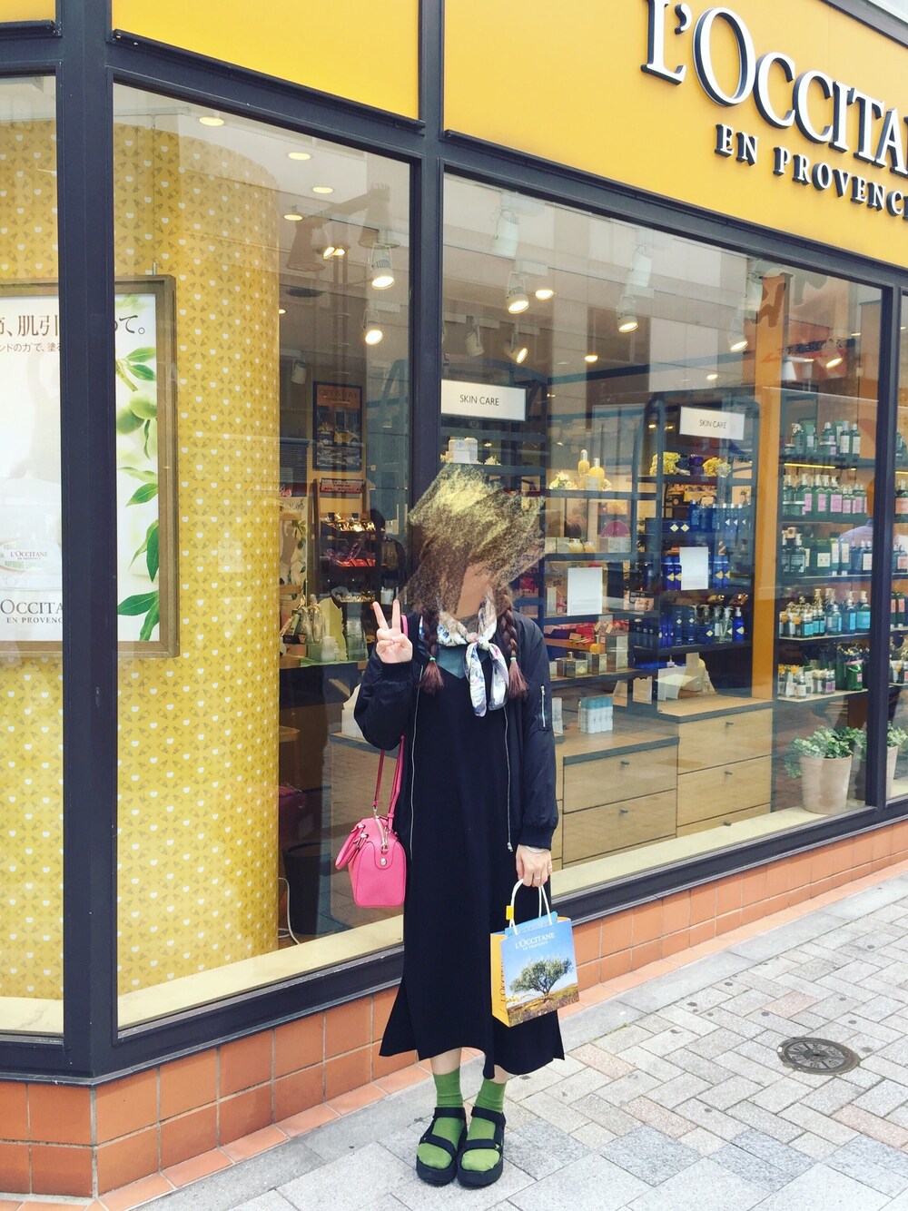 「teva、UNIQLO、UNITED TOKYO、COACH」｜「UNIQLOのアイテム（ジャンパースカート、ブラック系）」を使った、kiki_laiさん（レディース・164cm）の冬コーディネートの1枚目の写真