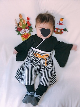 「アイテム（ロンパース、ブラック系）」を使った、kaakunさん（キッズ・60cm）の冬コーディネート