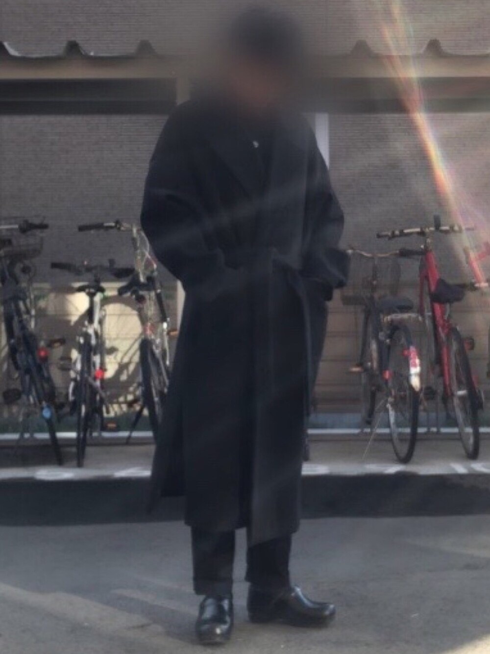「オーバーコート、黒、黒コーデ、モード、シャツ、韓国、大学生、冬コーデ、お洒落さんとつながりたい」｜「COMME des GARCONS HOMMEのアイテム（シャツ/ブラウス、ブラック系）」を使った、わーきさん（メンズ・173cm）の秋コーディネートの1枚目の写真