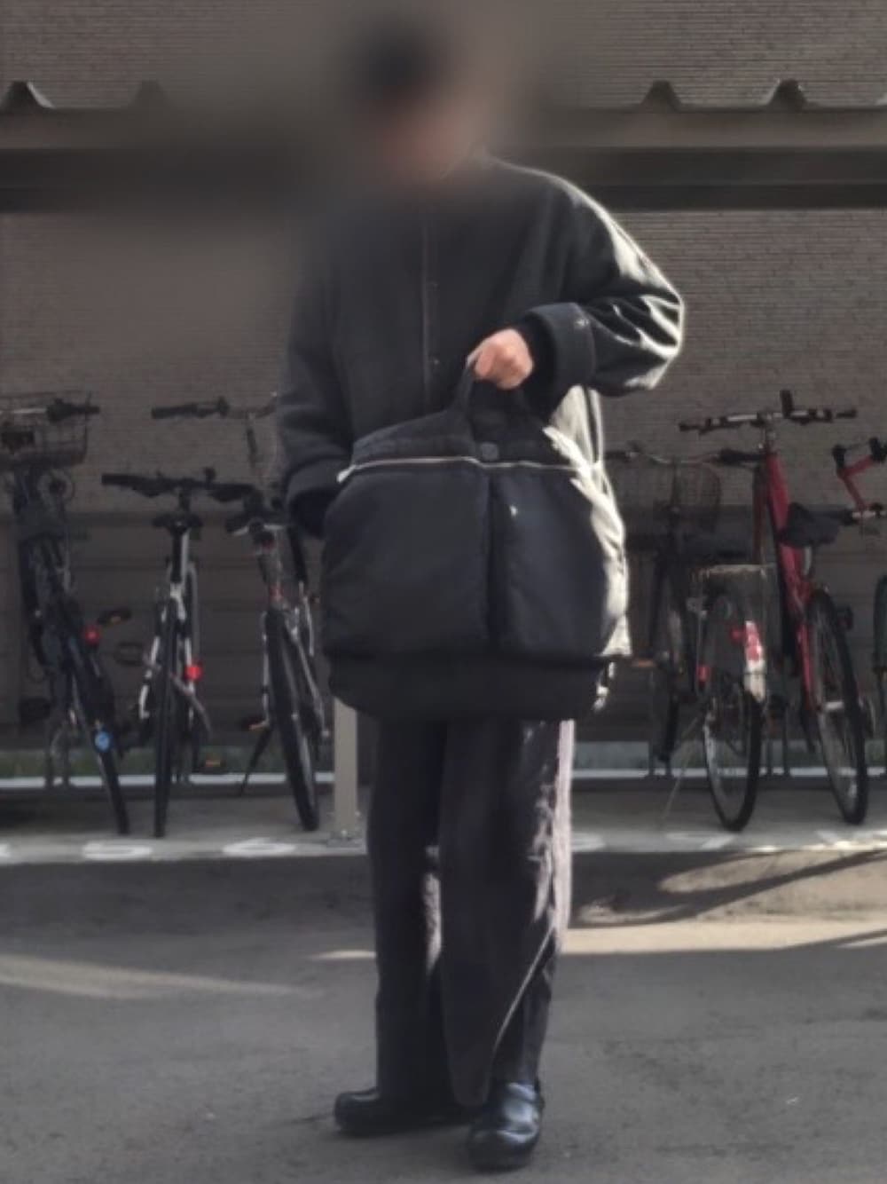 「ポータークラシック、POTER CLASIC、POTER、灰色、バイト、黒、ラフ、大学生、フリース、ワイドパンツ」｜「PORTER CLASSICのPorter Classic / ポータークラシック : S/N HELMET CASE＃（ショルダーバッグ、ブラック系）」を使った、わーきさん（メンズ・173cm）の秋コーディネートの1枚目の写真