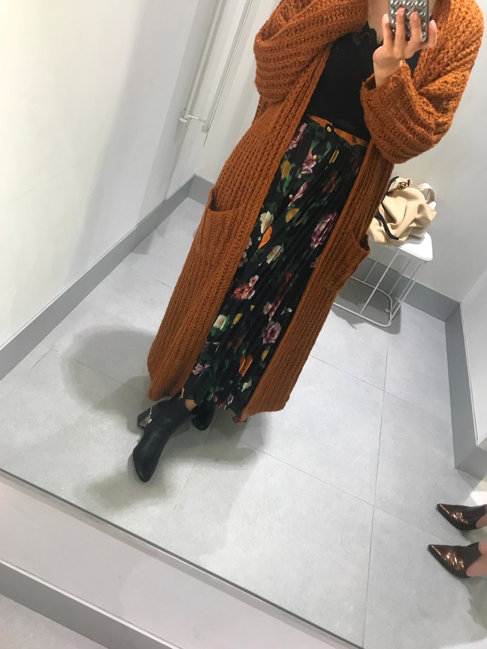 「秋コーデ、秋冬、FOREVER 21、ZARA、AMERI、fifth、アラサー、スカート、お洒落さんとつながりたい」｜「AmeriのCOCO FLOWER SKIRT（スカート、ブラック系）」を使った、9mm9さん（レディース・161cm）の秋コーディネートの1枚目の写真