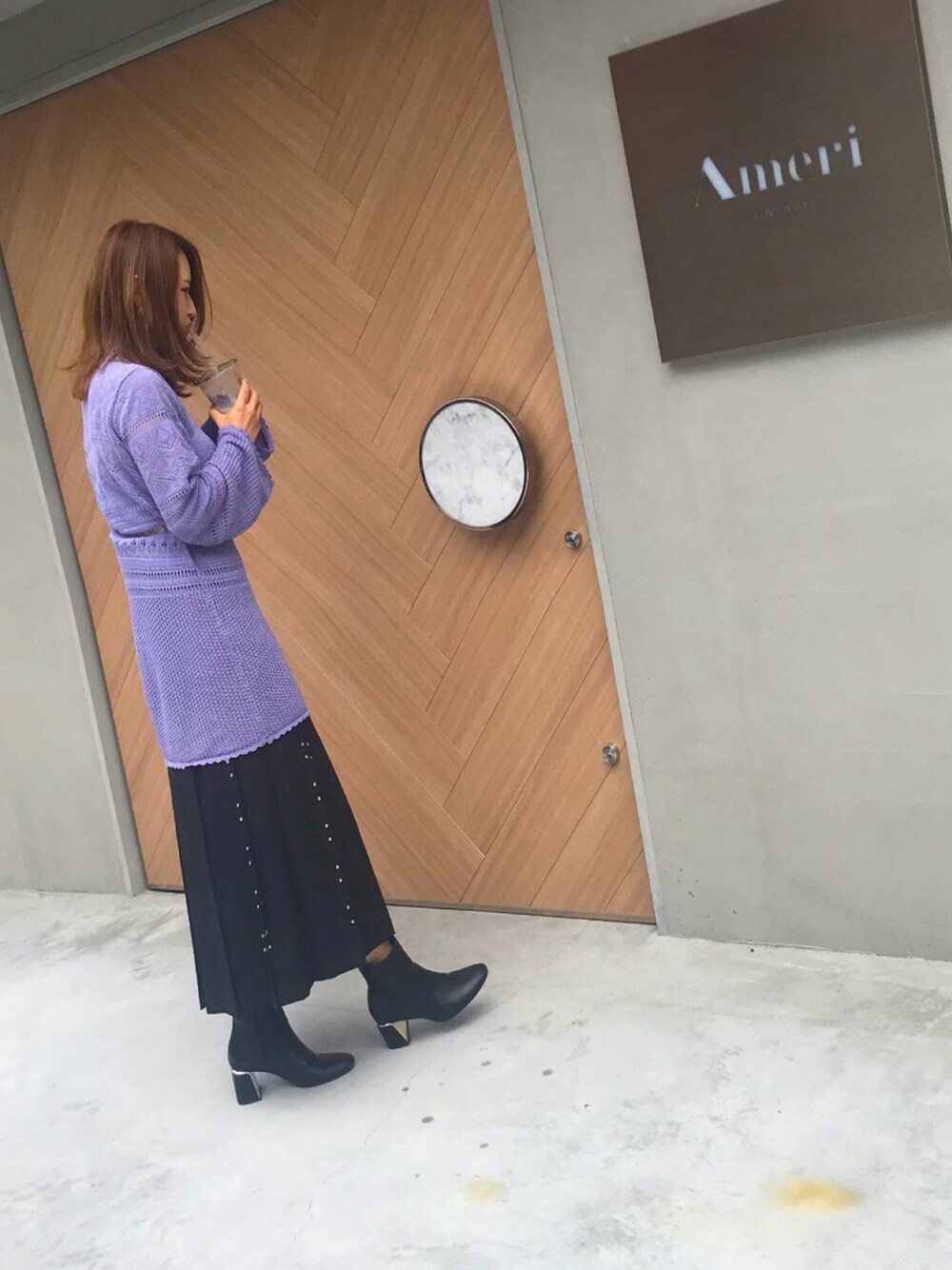 「AMERI、amerivintage、アメリヴィンテージ、ロングトップス、ロングスカート、ブーツ、パープル、ブラック、おしゃれさんと繋がりたい」｜「AmeriのLACY FUSUMA KNIT TOPS（ニット/セーター、パープル系）」を使った、9mm9さん（レディース・161cm）の秋コーディネートの1枚目の写真
