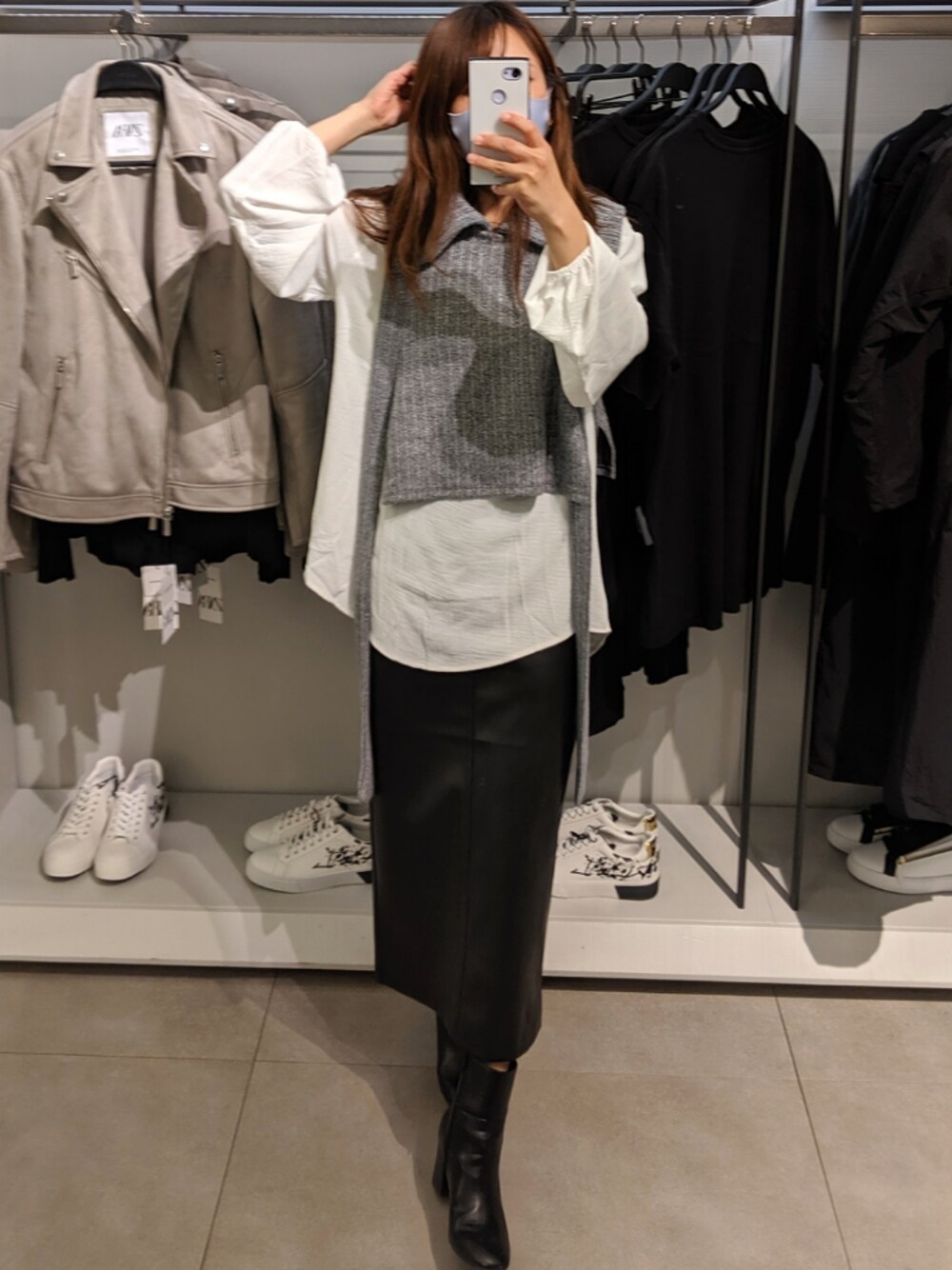「ZARA、ザラ、ニット、シャツスタイル、レザースカート、スクエアブーツ、ザラジョ、大人コーデ、タイトスカート、おしゃれさんと繋がりたい」｜「ZARAのアイテム（スカート、ブラック系）」を使った、9mm9さん（レディース・161cm）の秋コーディネートの1枚目の写真