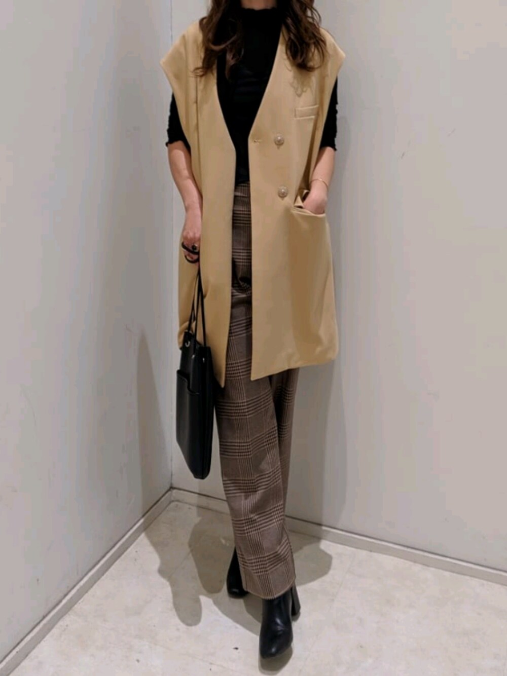 「ベスト、セットアップ、チエックパンツ、シアートップス、お洒落さんとつながりたい、秋冬コーデ、ブラウンコーデ、ショートブーツ」｜「ZARAのアイテム（パンツ、ブラウン系）」を使った、9mm9さん（レディース・161cm）の秋コーディネートの1枚目の写真