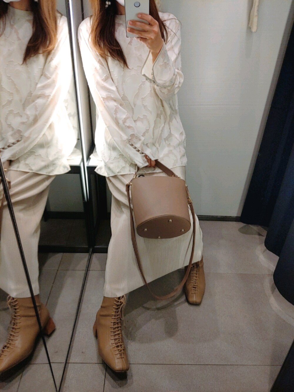 「秋コーデ、オトナ女子、お洒落さんとつながりたい、ワントーンコーデ、ootd、キレイめ、レースアップシューズ、アメリヴィンテージ、AMERI、ローリーズファーム(LOWRYS FARM)」｜「AmeriのHAOKAN BACK RIBBON BLOUSE（シャツ/ブラウス、ホワイト系）」を使った、9mm9さん（レディース・161cm）の秋コーディネートの1枚目の写真