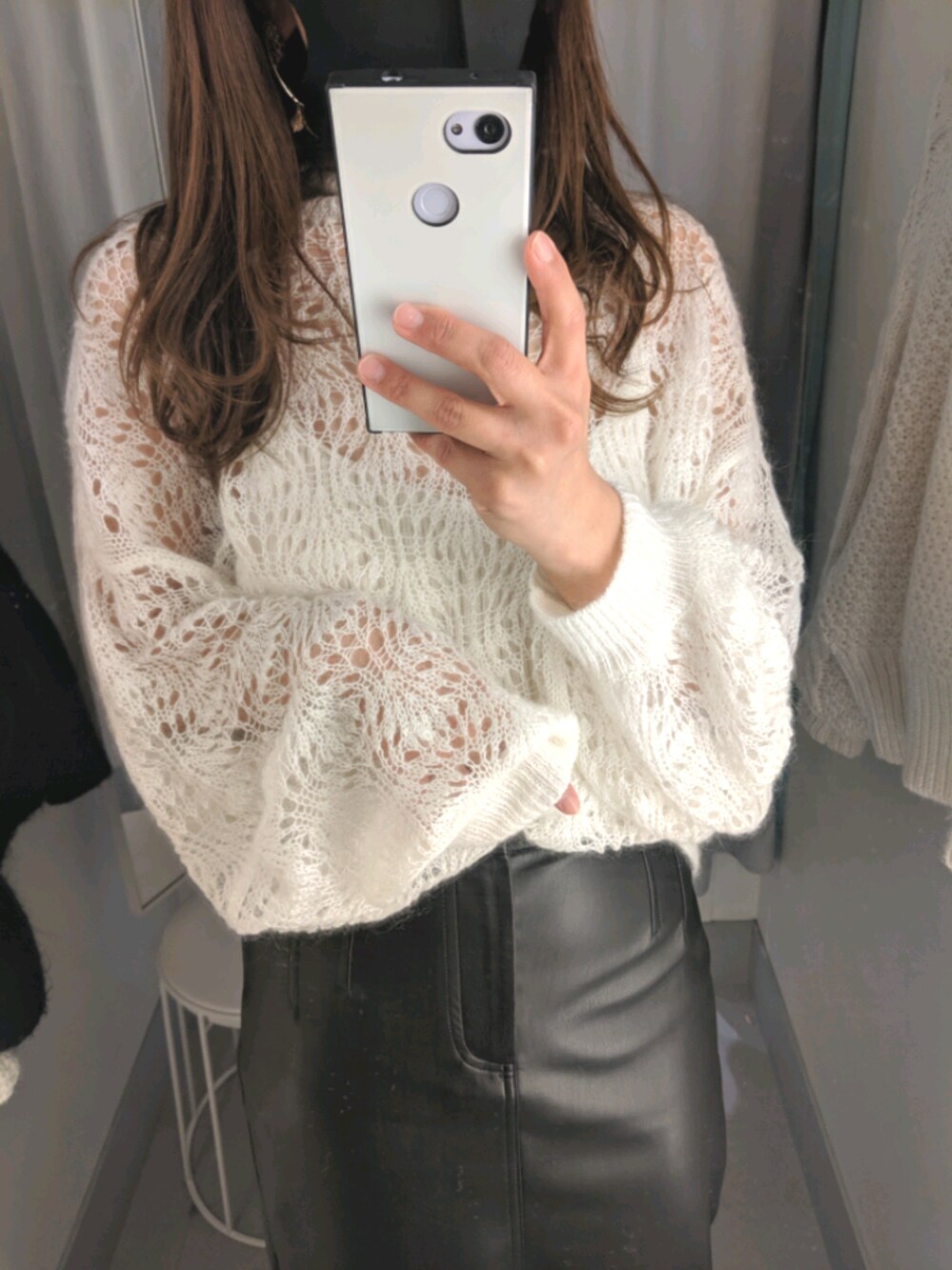 「モテニット、ootd、お洒落さんとつながりたい、レザースカート、タイトスカート、ザラジョ、AMERI、モヘアニット、30代」｜「AmeriのMOHAIR LACY KNIT（ニット/セーター、ホワイト系）」を使った、9mm9さん（レディース・161cm）の秋コーディネートの1枚目の写真
