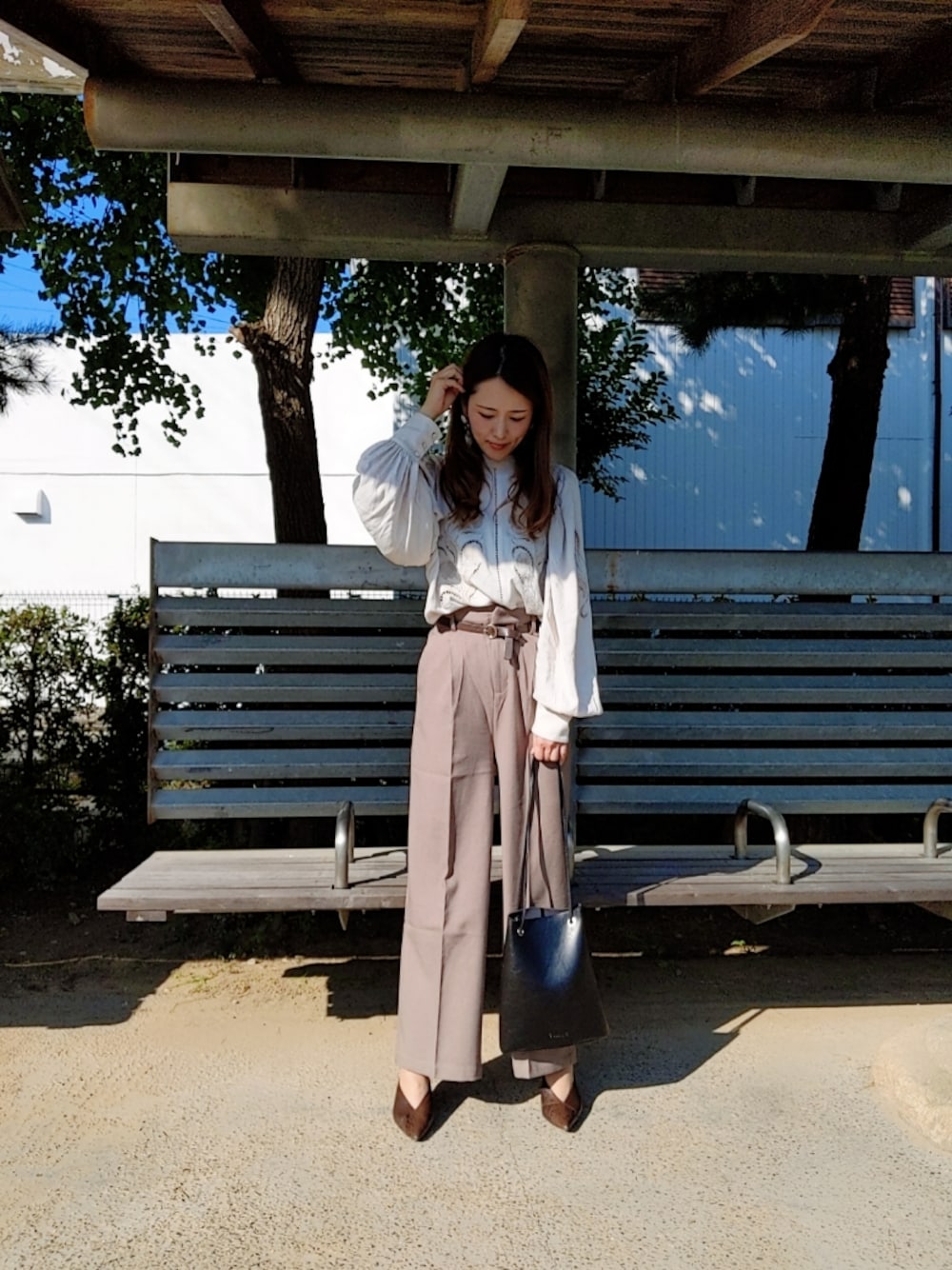 「プチプラ、ブラウス、刺繍、秋コーデ、休日スタイル、ママファッション、お出かけコーデ」｜「AmeriのLADY EMBROIDERY PUFF BLOUSE（シャツ/ブラウス、ホワイト系）」を使った、9mm9さん（レディース・161cm）の秋コーディネートの1枚目の写真
