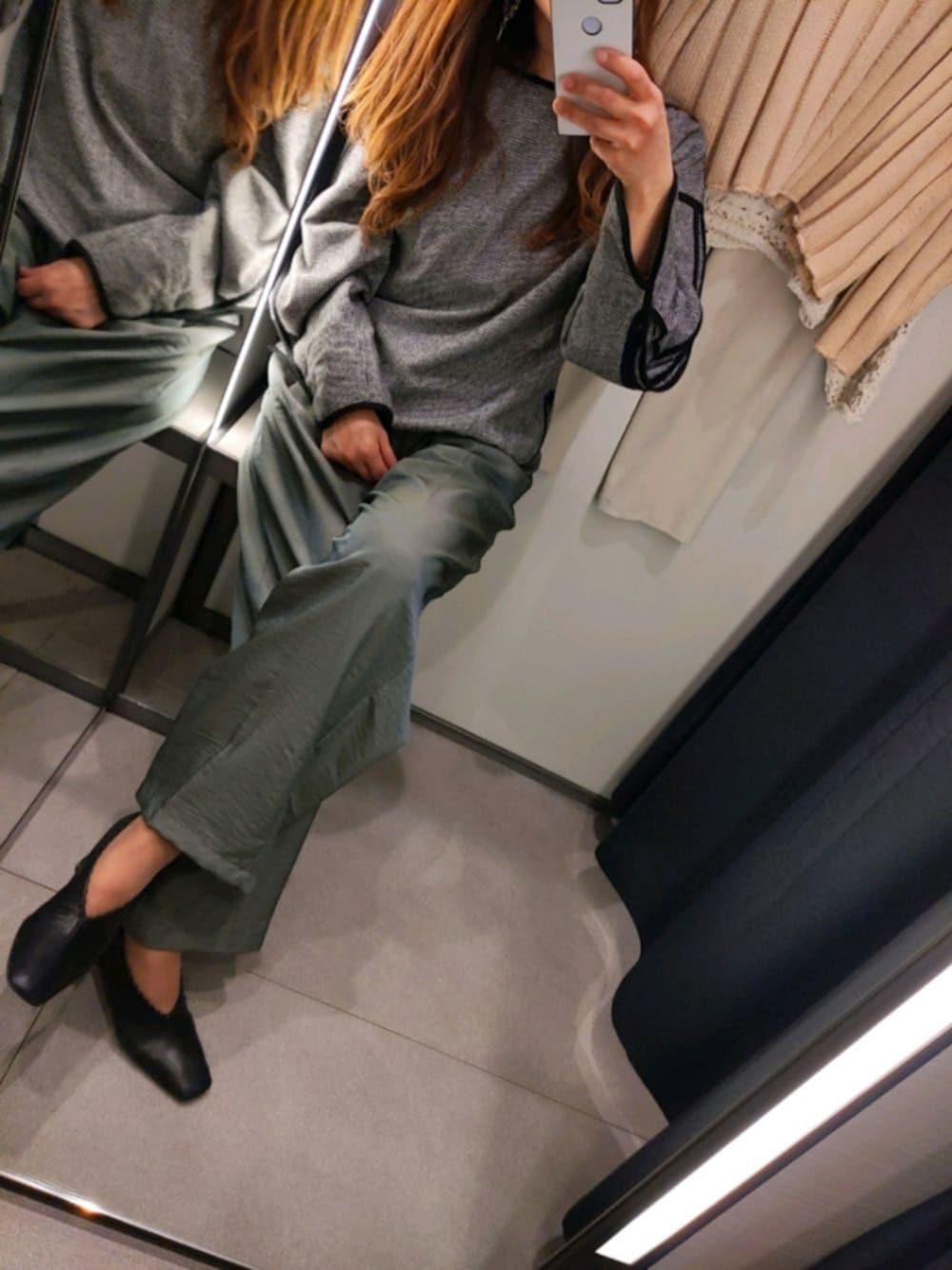 「休日コーデ、オトナカジュアル、カラーパンツ、おでかけ、おしゃれさんと繋がりたい」｜「CLANEの【CLANE(クラネ)】グロスウェーブタックパンツ（その他パンツ、ブルー系）」を使った、9mm9さん（レディース・161cm）の冬コーディネートの1枚目の写真