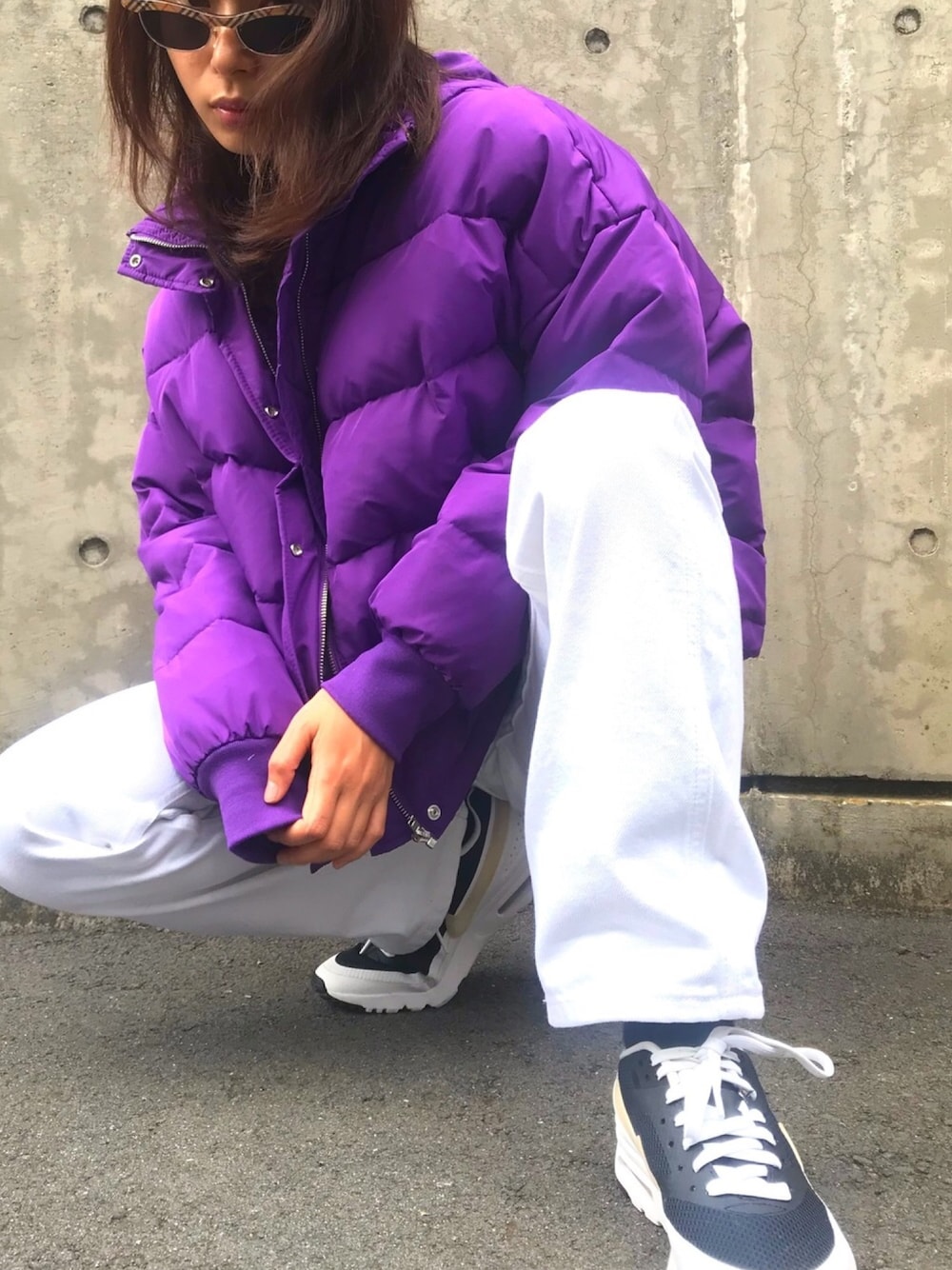 「秋コーデ、ダウン、紫、パープル、jouetie、Calvin Klein、カルバンクライン、ナイキ、ナイキスニーカー、NIKE」｜「jouetieのカラーフードダウン（ダウンジャケット/コート、パープル系）」を使った、後藤早貴さん（レディース・157cm）の秋コーディネートの1枚目の写真