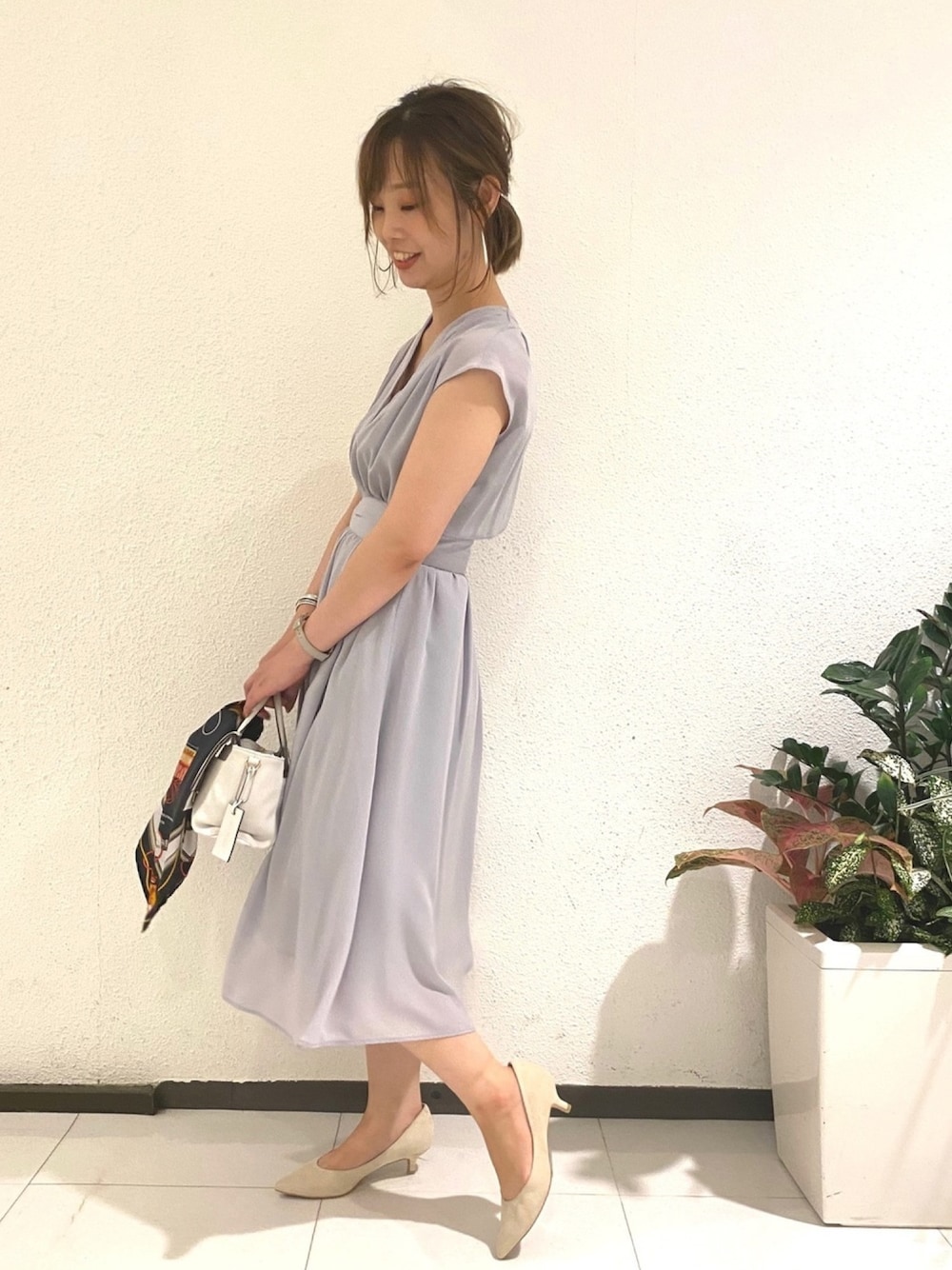 「ワンピース、きれいめコーディネート、仕事着、デート、キレイめ、おでかけ、ベルト付き、通勤コーデ、ワンピーススタイル、お食事会」｜「FONCEのフレンチ袖ショルダータックワンピース2（ワンピース、ブルー系）」を使った、Yossyさん（レディース・163cm）の夏コーディネートの1枚目の写真