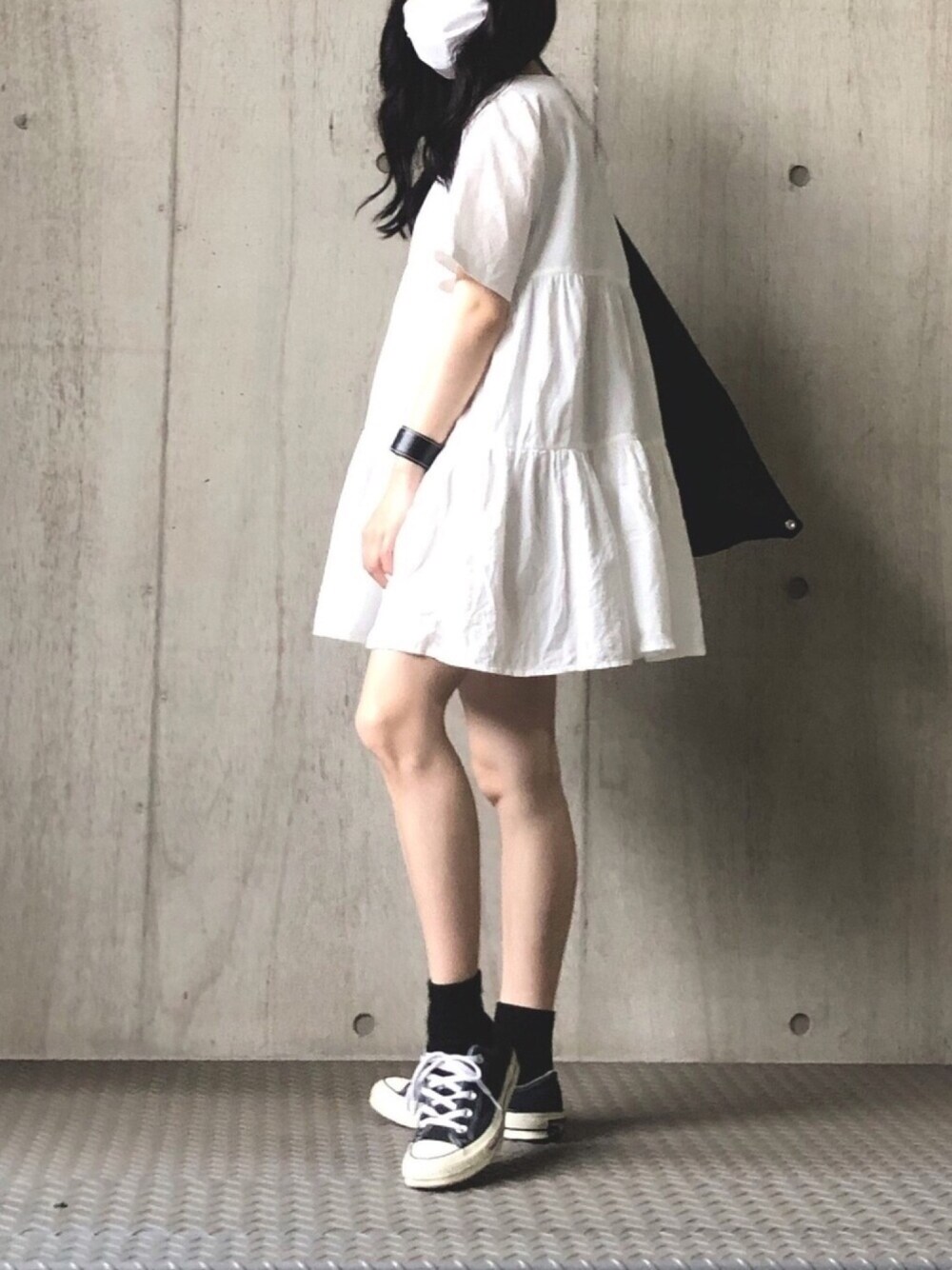 「ワンピース、ワンピースコーデ、モノトーンコーデ、モノトーン、トートバッグ、コンバース、コンバース オールスター、お洒落さんとつながりたい、低身長、151cm」｜「DHOLICのアイテム（ワンピース、ホワイト系）」を使った、misakiさん（レディース・151cm）の夏コーディネートの1枚目の写真