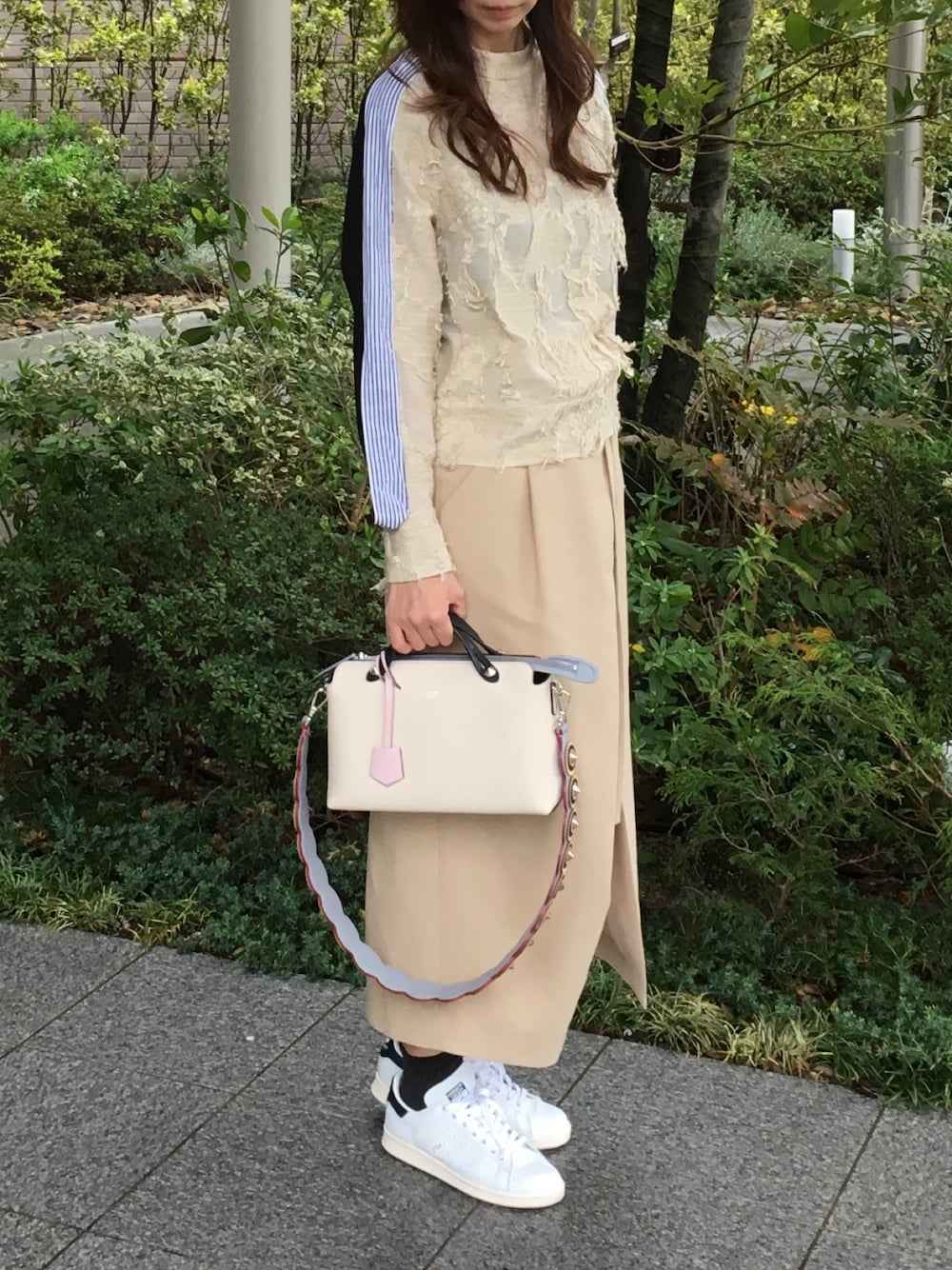 「春、プルオーバー、ベージュ、スニーカー」｜「AKIRANAKAのアイテム（シャツ/ブラウス、ベージュ系）」を使った、mayaさん（レディース・170cm）の春コーディネートの1枚目の写真