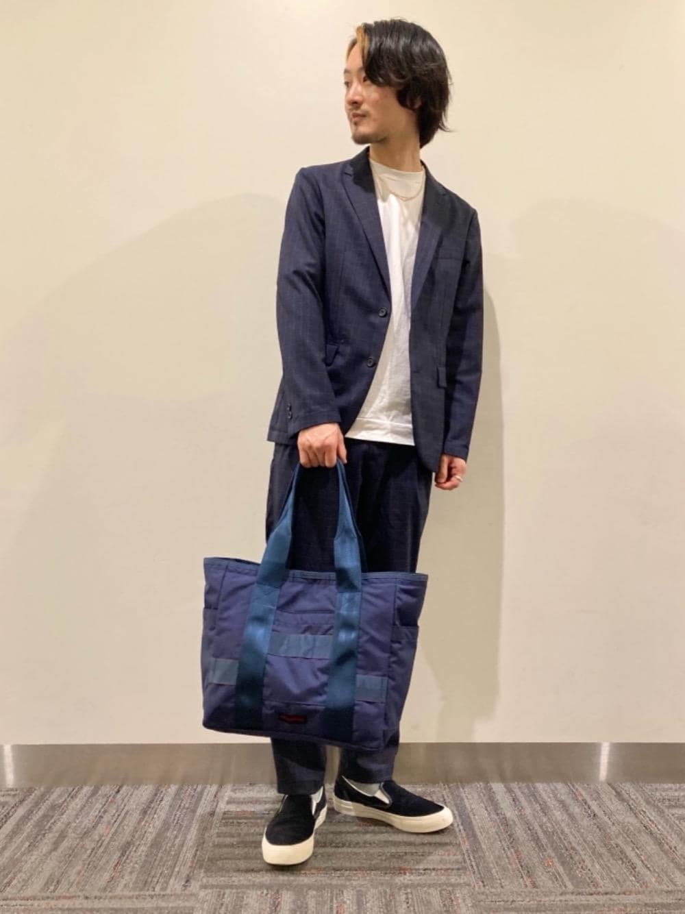 「スニーカー、ジャケット、セットアップ、シューズ、ビジネス、Tシャツ/カットソー、👟バッグ、ぱんつ、■WORK TRIP OUTFITS」｜「BRIEFINGの【別注】＜BRIEFING×green label relaxing＞N/UR W バケット トートバッグ（トートバッグ、ブルー系）」を使った、ihara_tさん（メンズ・172cm）の夏コーディネートの1枚目の写真