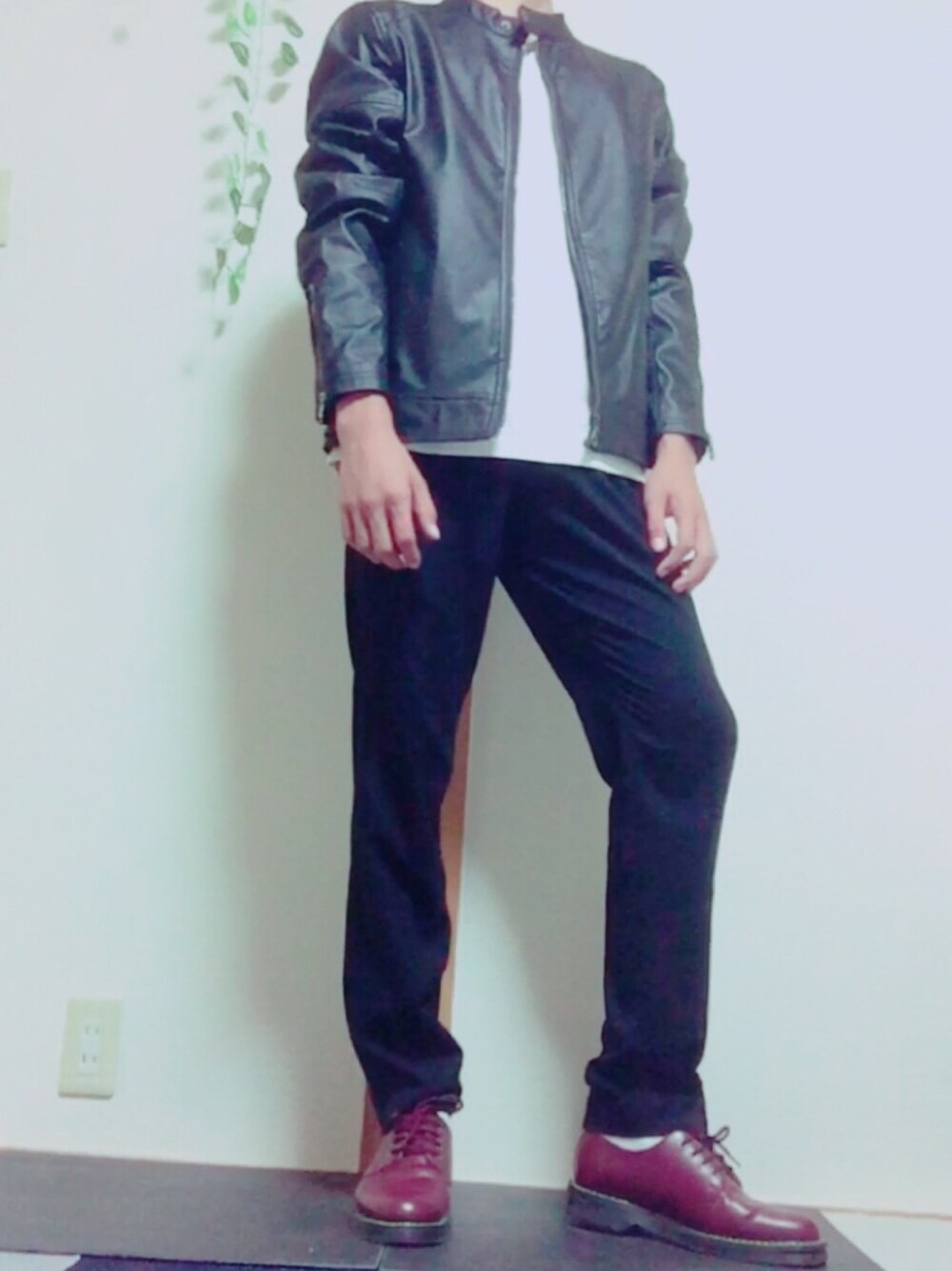 「ライダース、モノトーン、革靴、Hanes、シンプルコーデ」｜「H&Mの(RC M Saxon Pants)（スラックス、ブラック系）」を使った、fei.さん（メンズ・172cm）の夏コーディネートの1枚目の写真