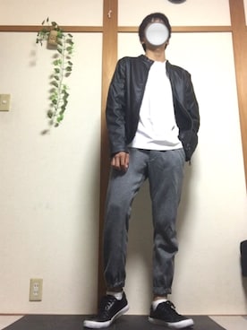 「グレーパンツ」｜「アイテム（ライダースジャケット）」を使った、fei.さん（メンズ・172cm）の秋コーディネート