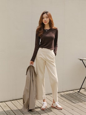 「justone（ジャストワン）のシンプルストレッチ長袖Tシャツ（Tシャツ/カットソー、ブラウン系）」を使った、justoneさんの秋コーディネート