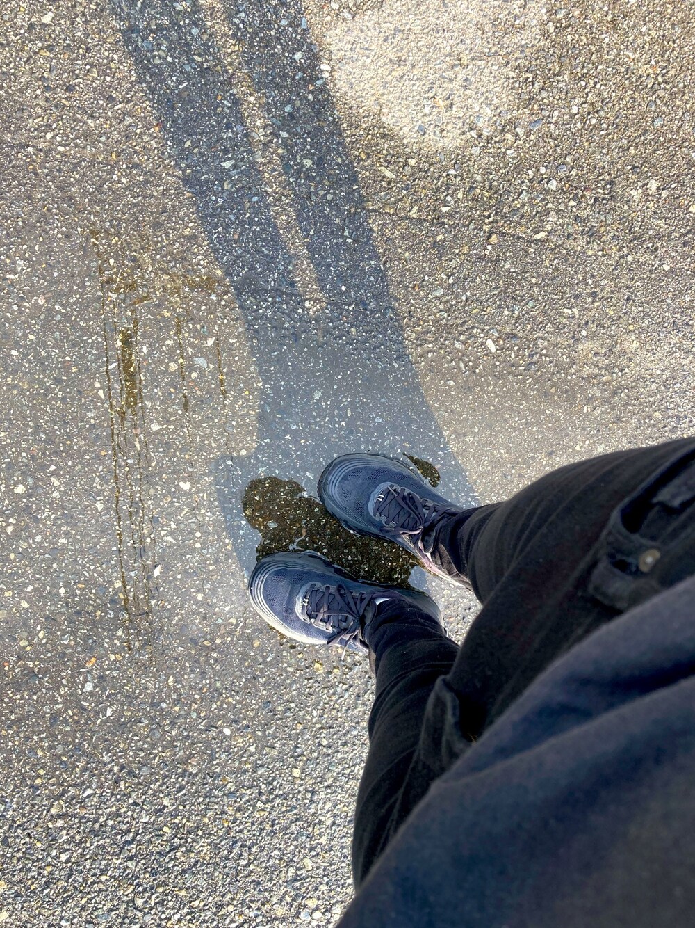 「HOKAONEONE、Uniqlo、雨、carhartt」｜「HOKAのHOKA ONE ONE /  Bondi 6 (BLACK/BLACK)（スニーカー、ブラック系）」を使った、はなださん（メンズ・172cm）の春コーディネートの1枚目の写真