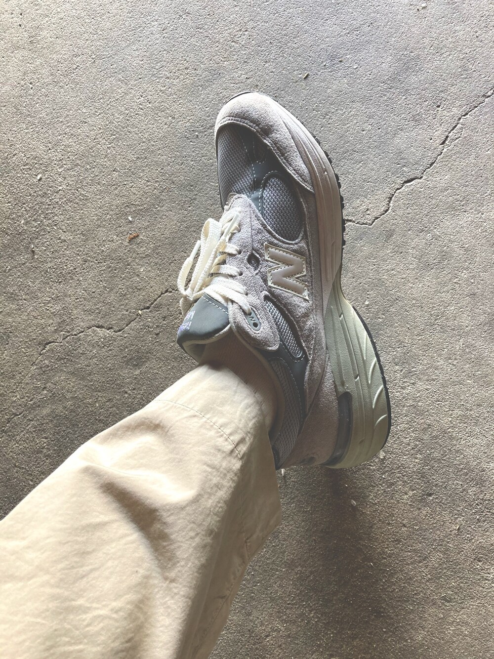 「New Balance、mhl、春」｜「NEW BALANCEのアイテム（スニーカー、グレー系）」を使った、はなださん（メンズ・172cm）の春コーディネートの1枚目の写真