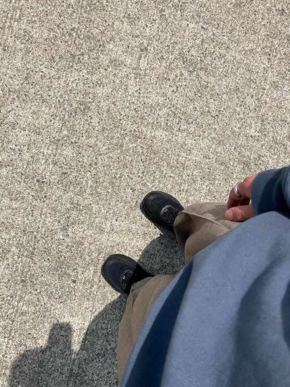 「HOKAONEONE、ユナイテッドアローズ(UNITED ARROWS)、とっしーさん、シンプルコーデ」｜「HOKAのHOKA ONE ONE /  Bondi 6 (BLACK/BLACK)（スニーカー、ブラック系）」を使った、はなださん（メンズ・172cm）の春コーディネートの1枚目の写真