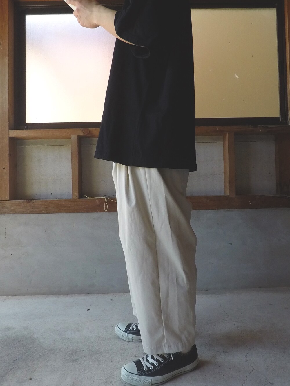 「これが私をアゲる服、白パンツ、remer、UNIQLO、converse、モノトーン、シンプル」｜「UNIQLOのアイテム（Tシャツ/カットソー、ブラック系）」を使った、はなださん（メンズ・172cm）の春コーディネートの1枚目の写真