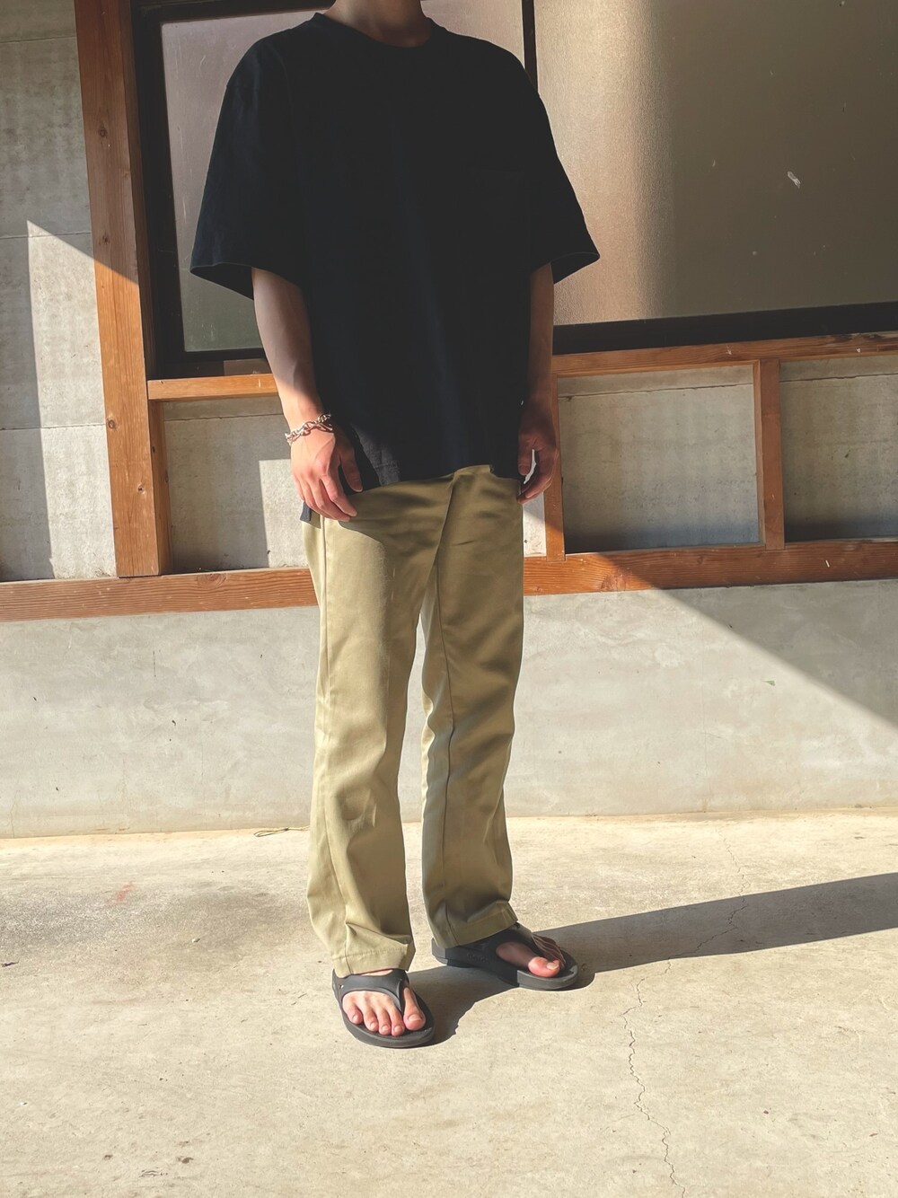 「Dickies、UNIQLO、oofos、シンプル、ワークパンツ」｜「DickiesのDickies/ディッキーズ ORIGINAL FIT 874 TCツイル ワイドパンツ（チノパンツ、ベージュ系）」を使った、はなださん（メンズ・172cm）の夏コーディネートの1枚目の写真
