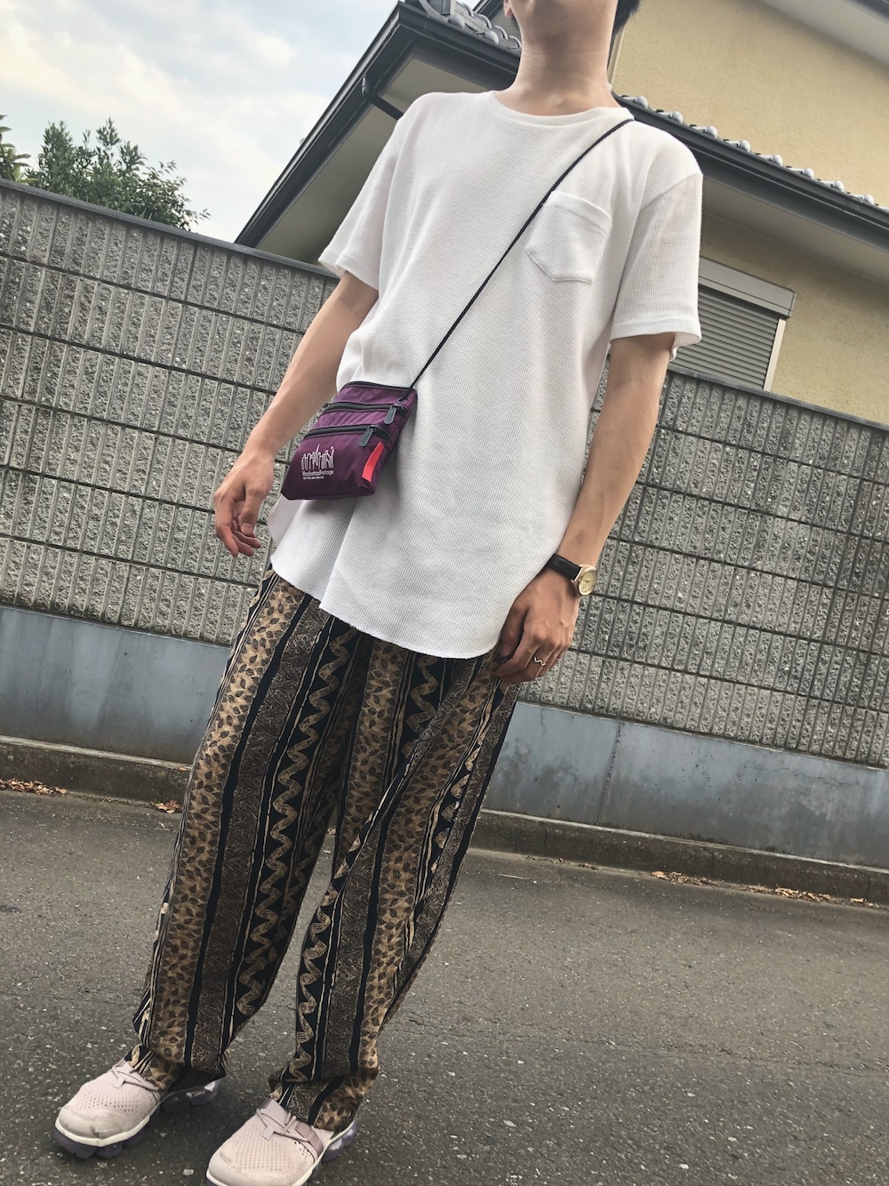 「お洒落さんとつながりたい、柄パンツ、サコッシュ、白Tシャツ、夏、カジュアル、古着、outfit、Nike flyknit、NIKE」｜「Manhattan Portageの(Manhattan Portage)トリプルジッパーポーチ（ショルダーバッグ、パープル系）」を使った、こたさん（メンズ・174cm）の夏コーディネートの1枚目の写真
