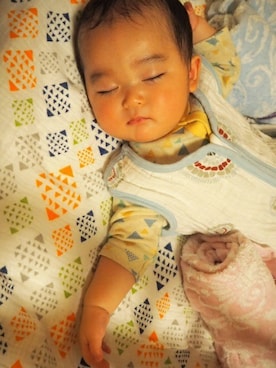 「アイテム（おくるみ）」を使った、adenandanaisさん（キッズ・70cm）の秋コーディネート