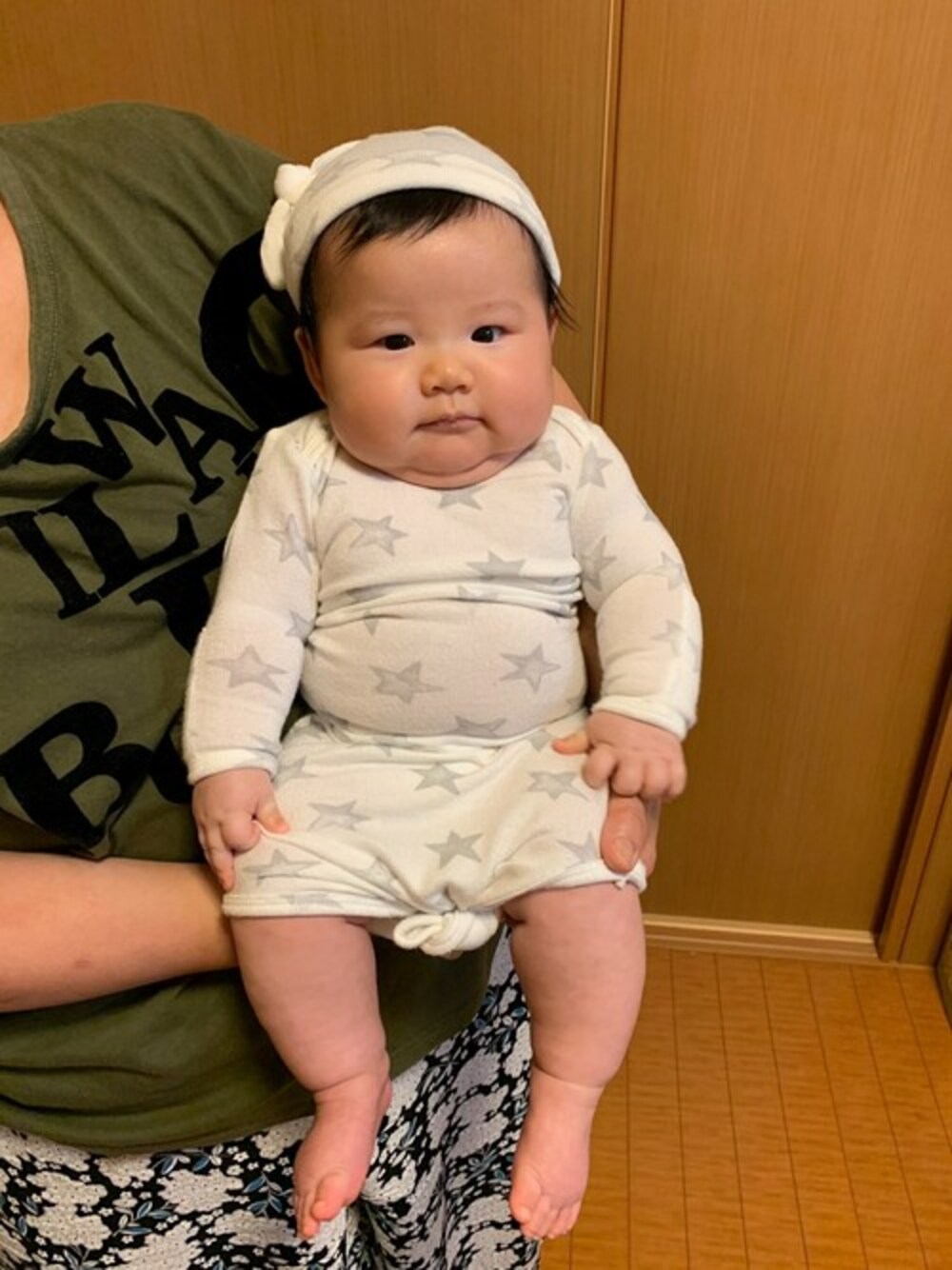 ホワイト系のロンパースを着用したキッズの秋コーディネートの1枚目の写真