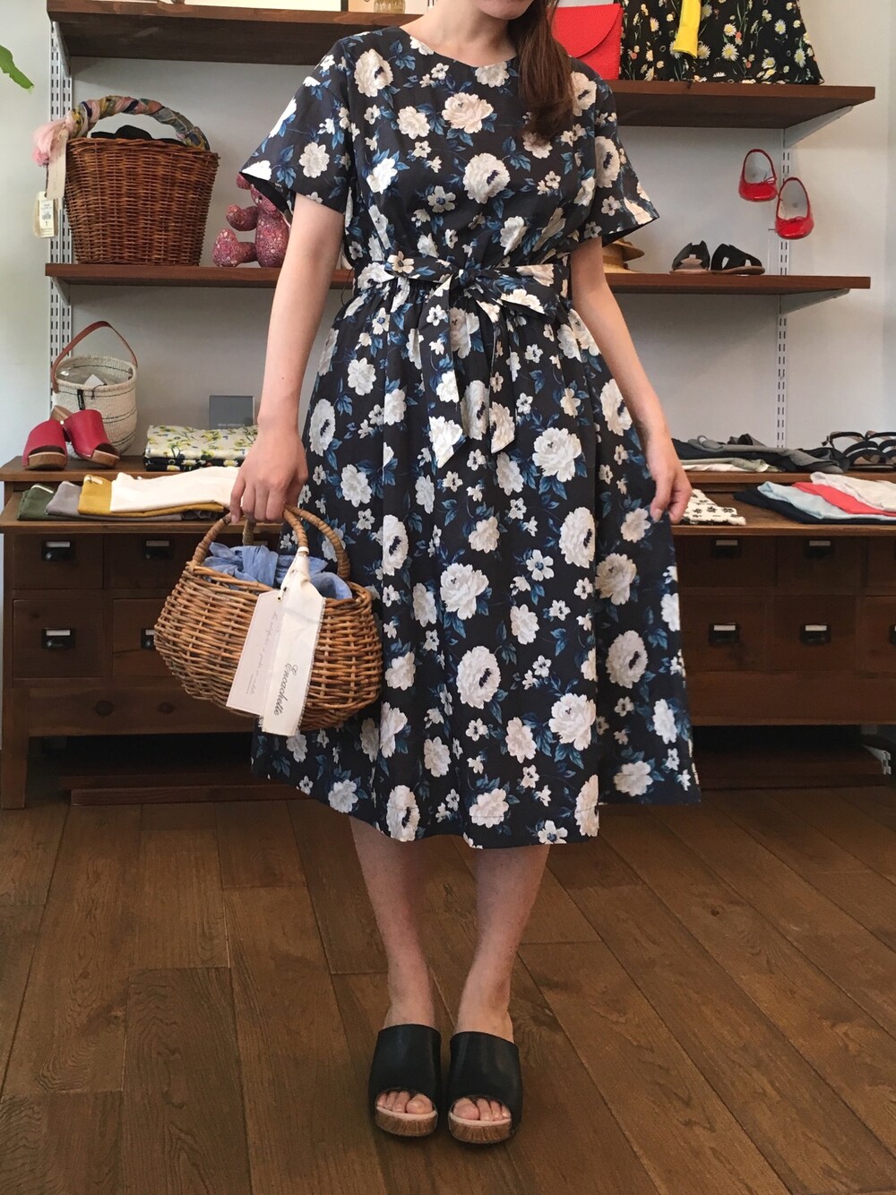 「大人カジュアル、オトナ女子、ポンデシャロン」｜「Pont de Chalonsのアイテム（ワンピース、ブラック系）」を使った、ポンデシャロン鎌倉さん（レディース・158cm）の春コーディネートの1枚目の写真